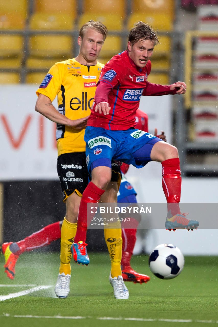 Helsingborgs Jere Uronen bryter boll av Elfsborgs Johan