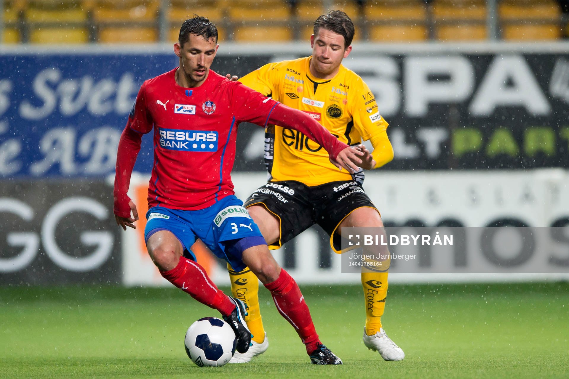 Helsingborgs Loret Sadiku (med boll) och Elfsborgs Marcus