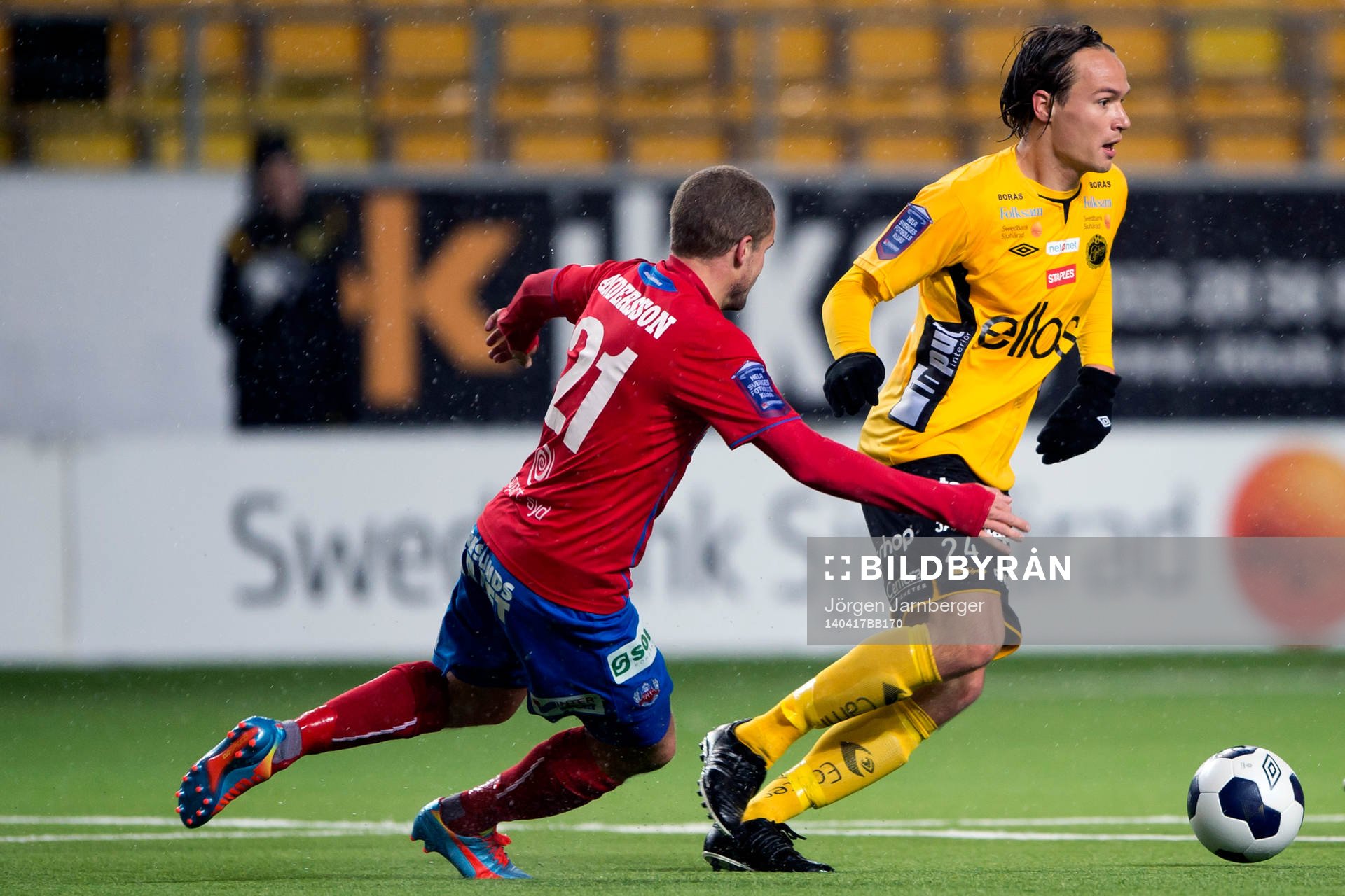 Elfsborgs Viktor Prodell (med boll) och Helsingborgs
