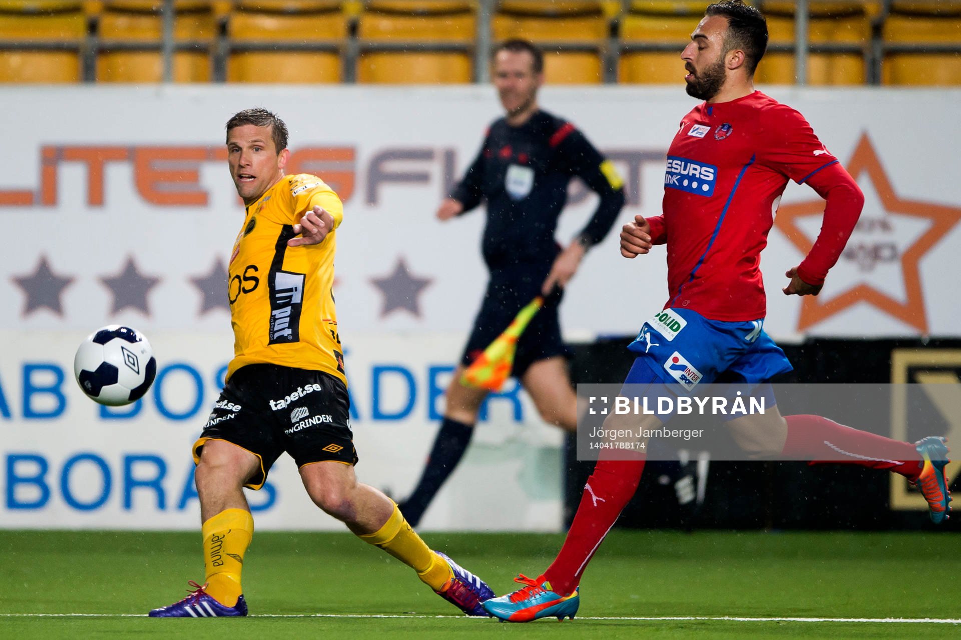 Elfsborgs Anders Svensson lägger inlägg och Helsingborgs