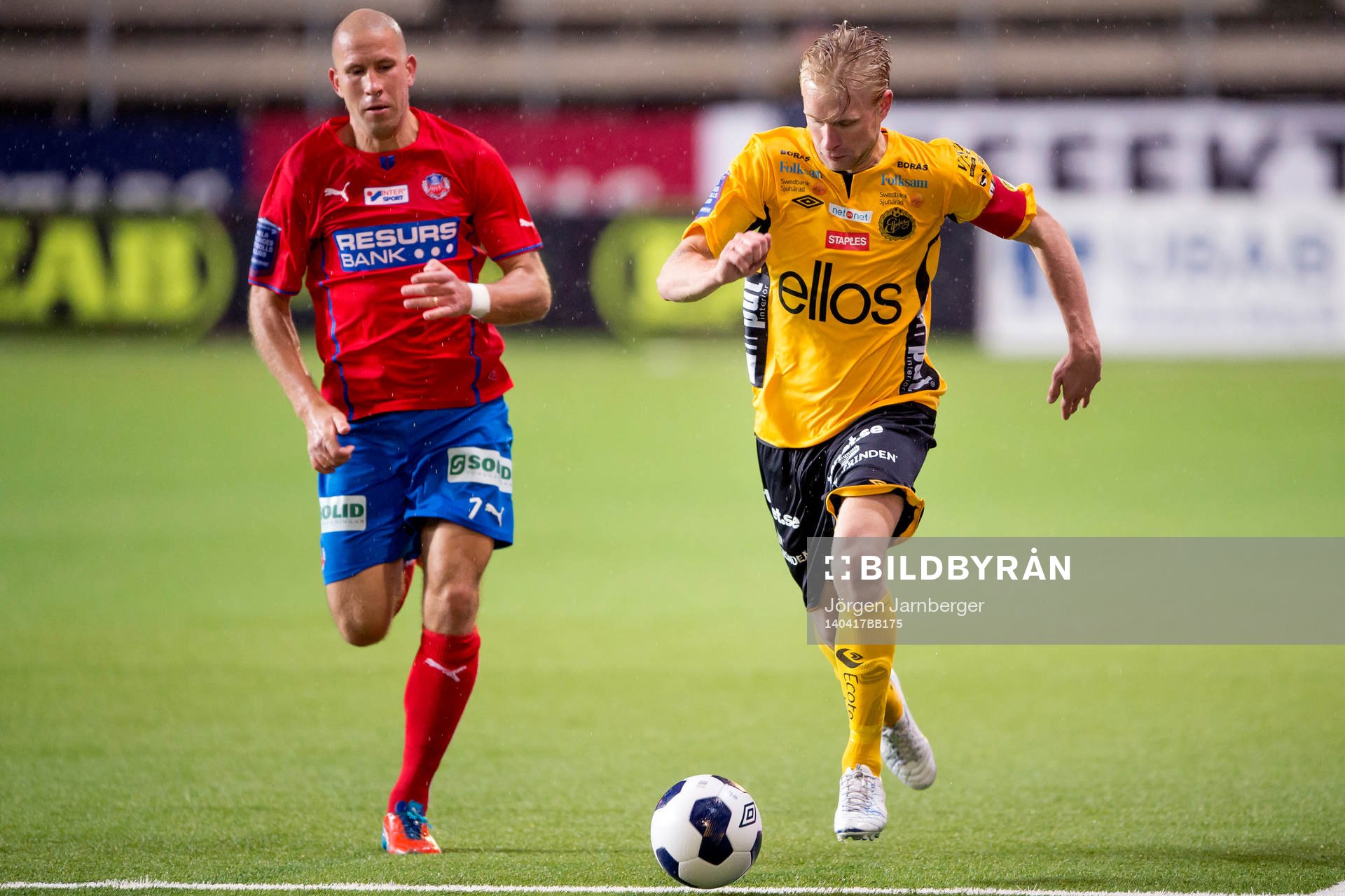 Elfsborgs Johan Larsson jagas av Helsingborgs Mattias