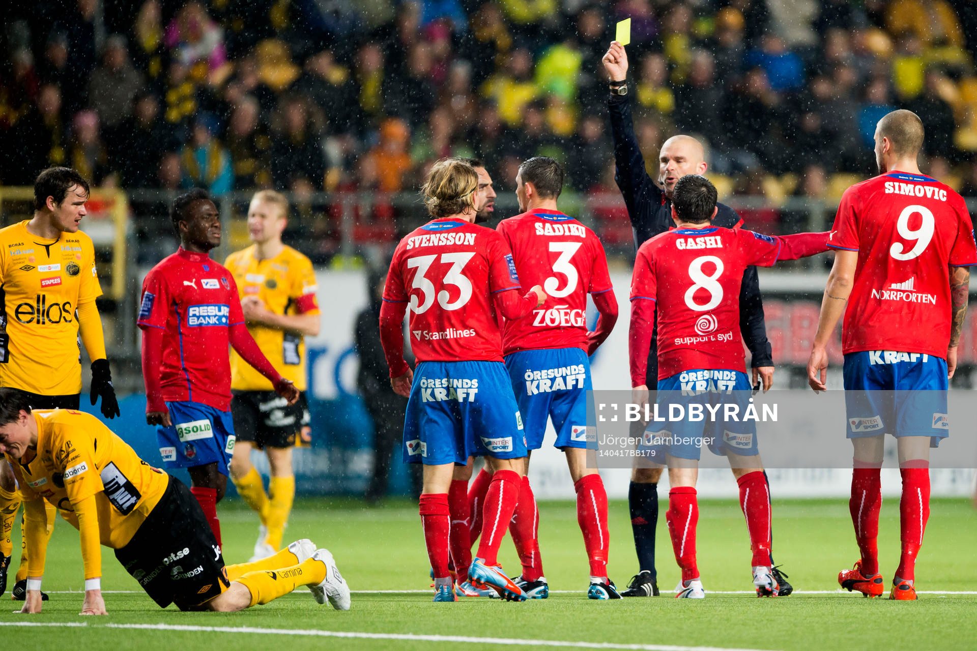 Helsingborgs Loret Sadiku (rygg mot kameran) varnas