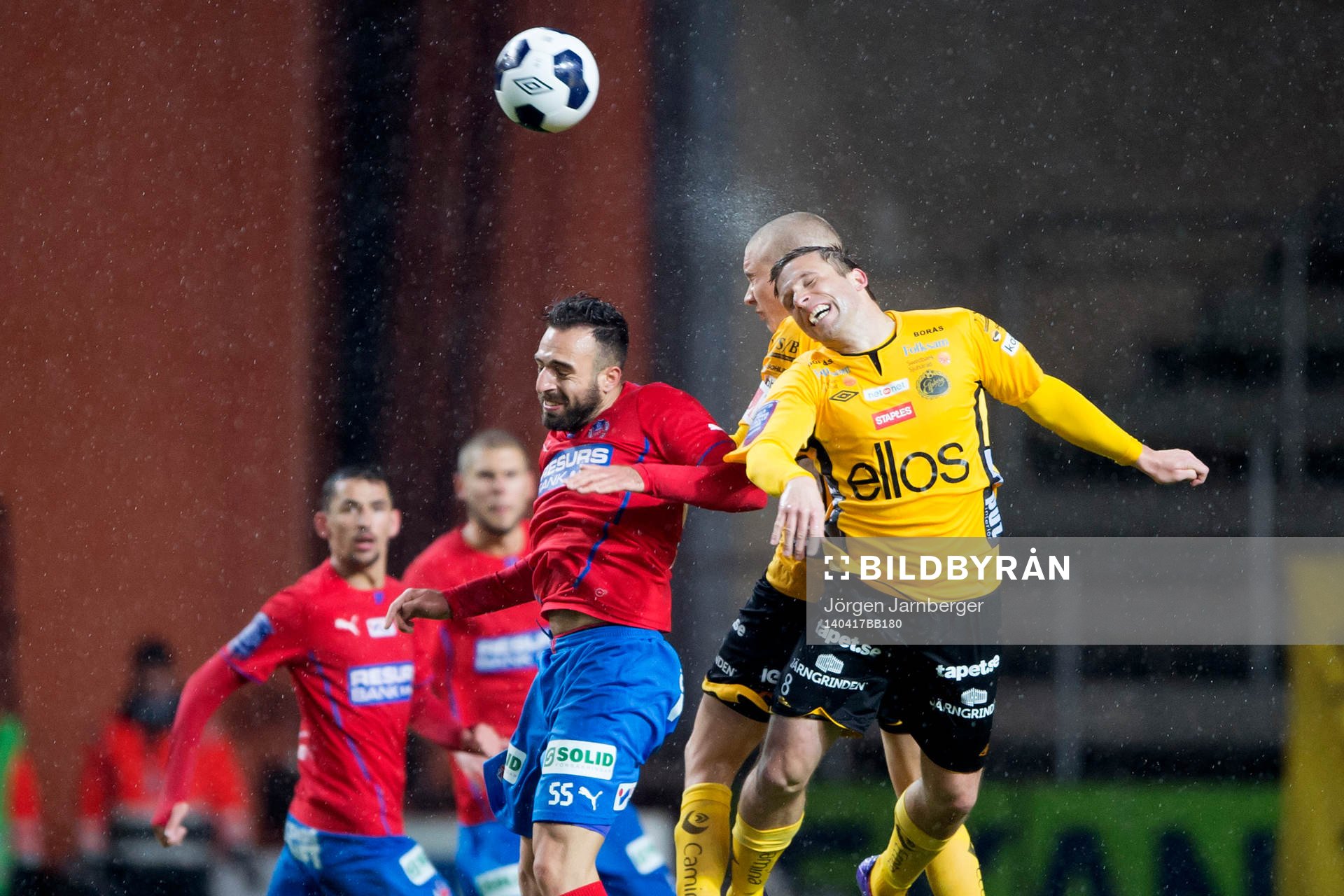 Nickduell mellan Helsingborgs Abdul Khalili och Elfsborgs Anders Svensson och Sebastian Holmén (skymd) under fotbollsmatchen i Allsvenskan mellan Elfsborg och Helsingborg den 17 april 2014 i Borås.