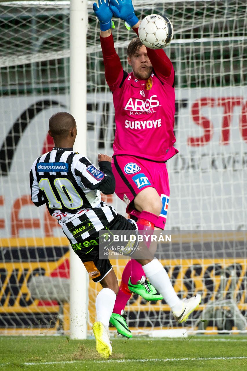 Landskronas Amethyst Bradley Ralani framför Syrianska målvakten Magnus Berglöf under fotbollsmatchen i Superettan mellan Landskrona BoIS och Syrianska den 17 april 2014 i Landskrona.