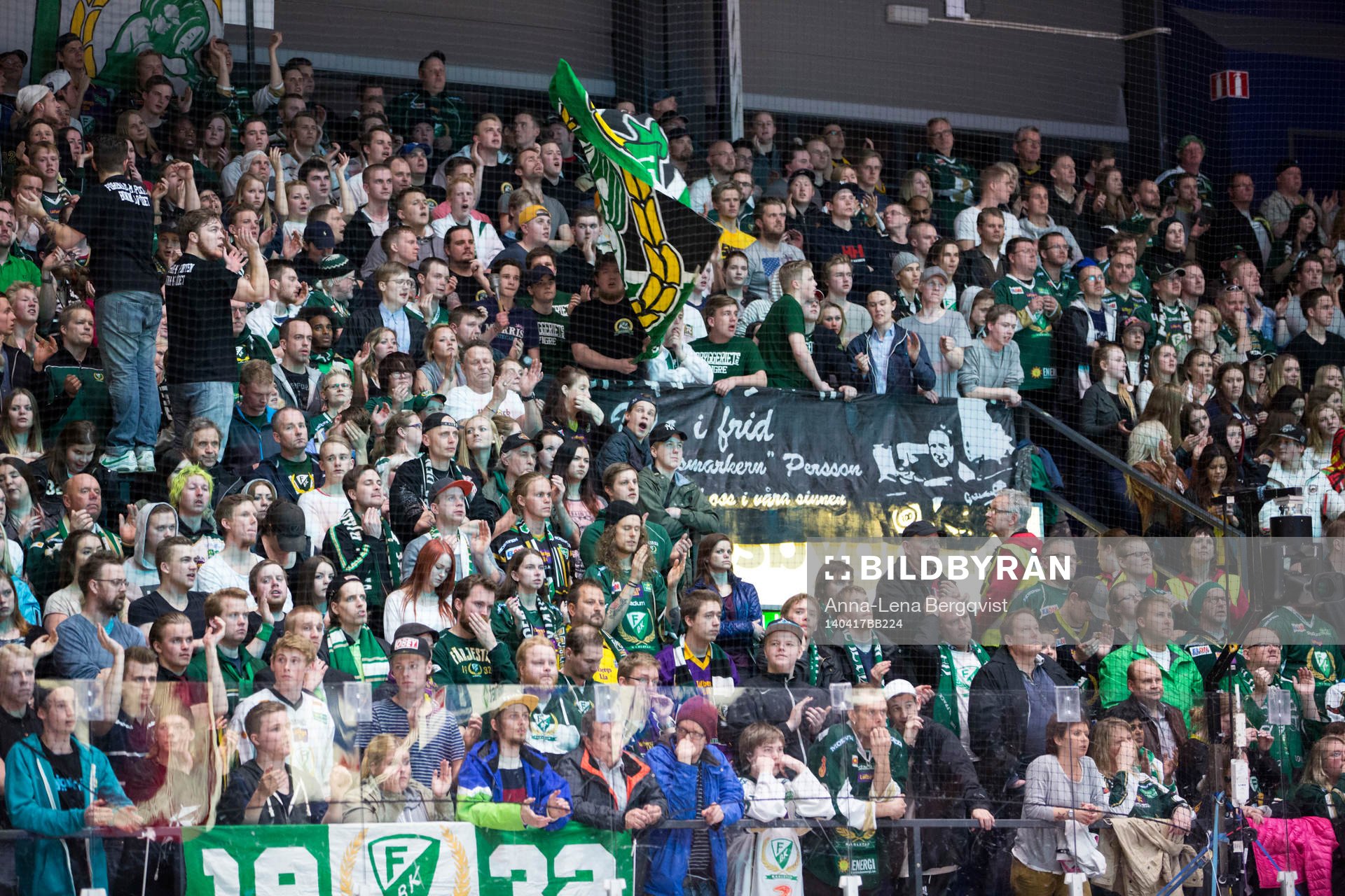 Färjestads supporters på läktaren ser deppiga ut