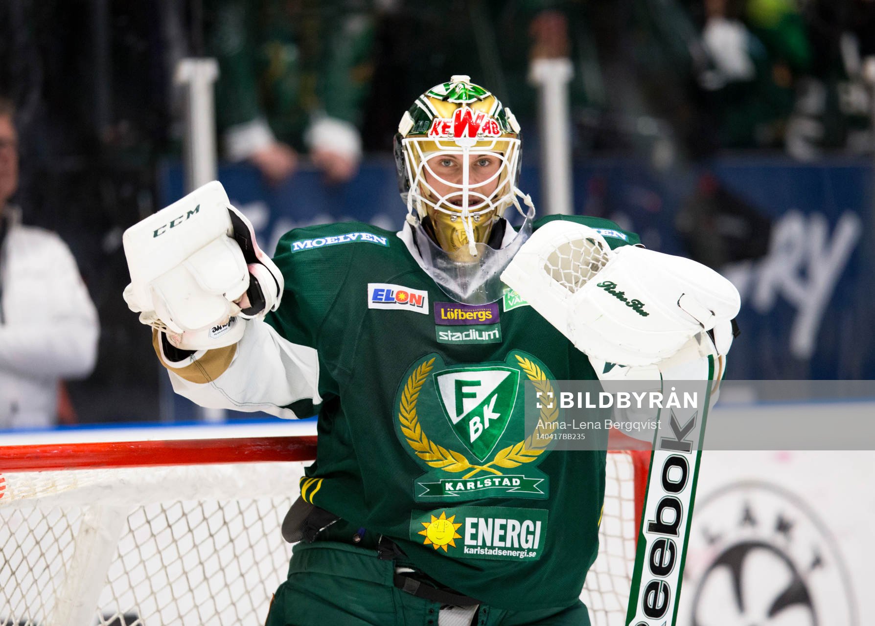 Färjestads målvakt Fredrik Pettersson Wentzel ser deppig