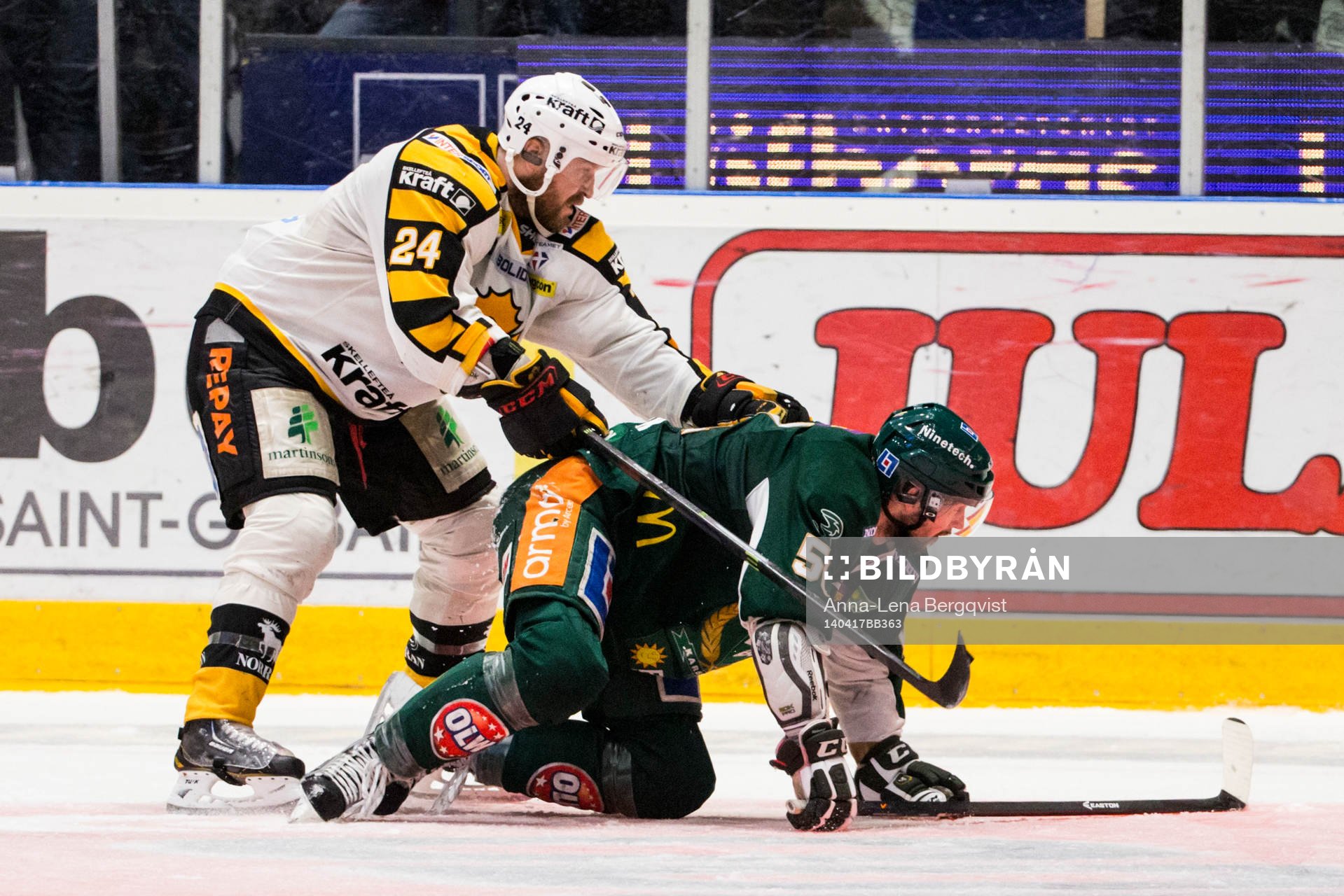 Färjestads Rickard Wallin i kamp mot Skellefteås Jonas