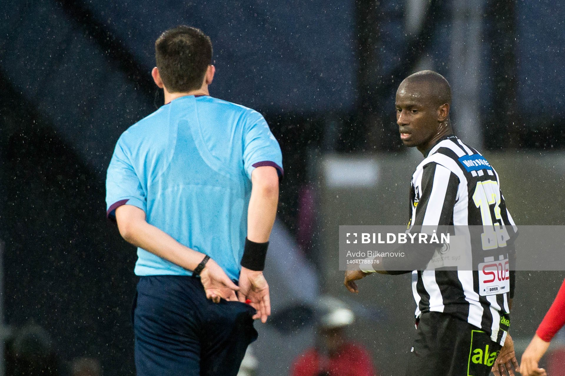 Landskronas Cheikh Tidiane Sarr tittar mot domare Nermin