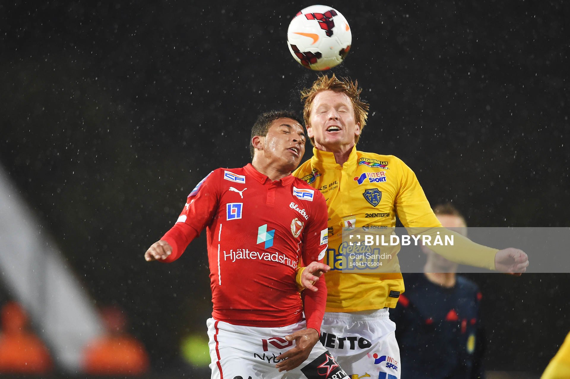 Kalmars Ismael Silva Lima i en luftduell mot Falkenbergs