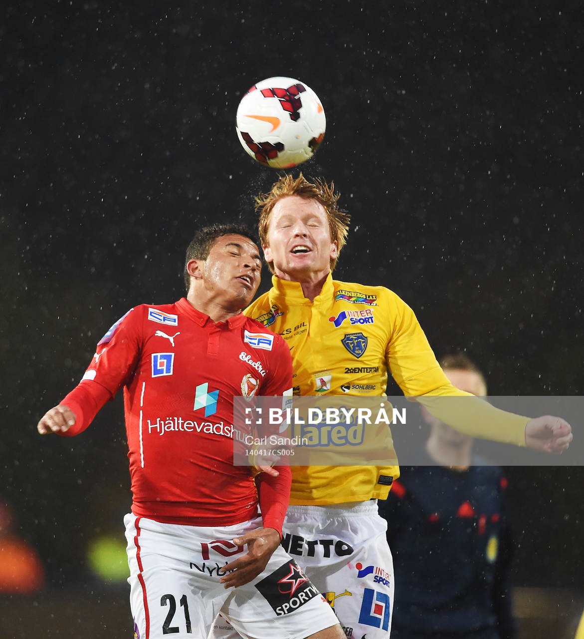 Kalmars Ismael Silva Lima i en luftduell mot Falkenbergs