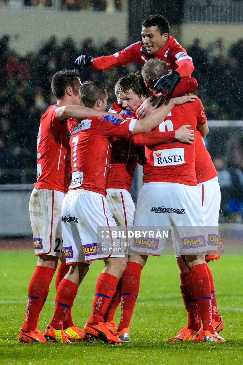 Kalmar jublar efter 0-2 av David Elm under fotbollsmatchen i Allsvenskan mellan Falkenberg och Kalmar den 17 april 2014 i Falkenberg.