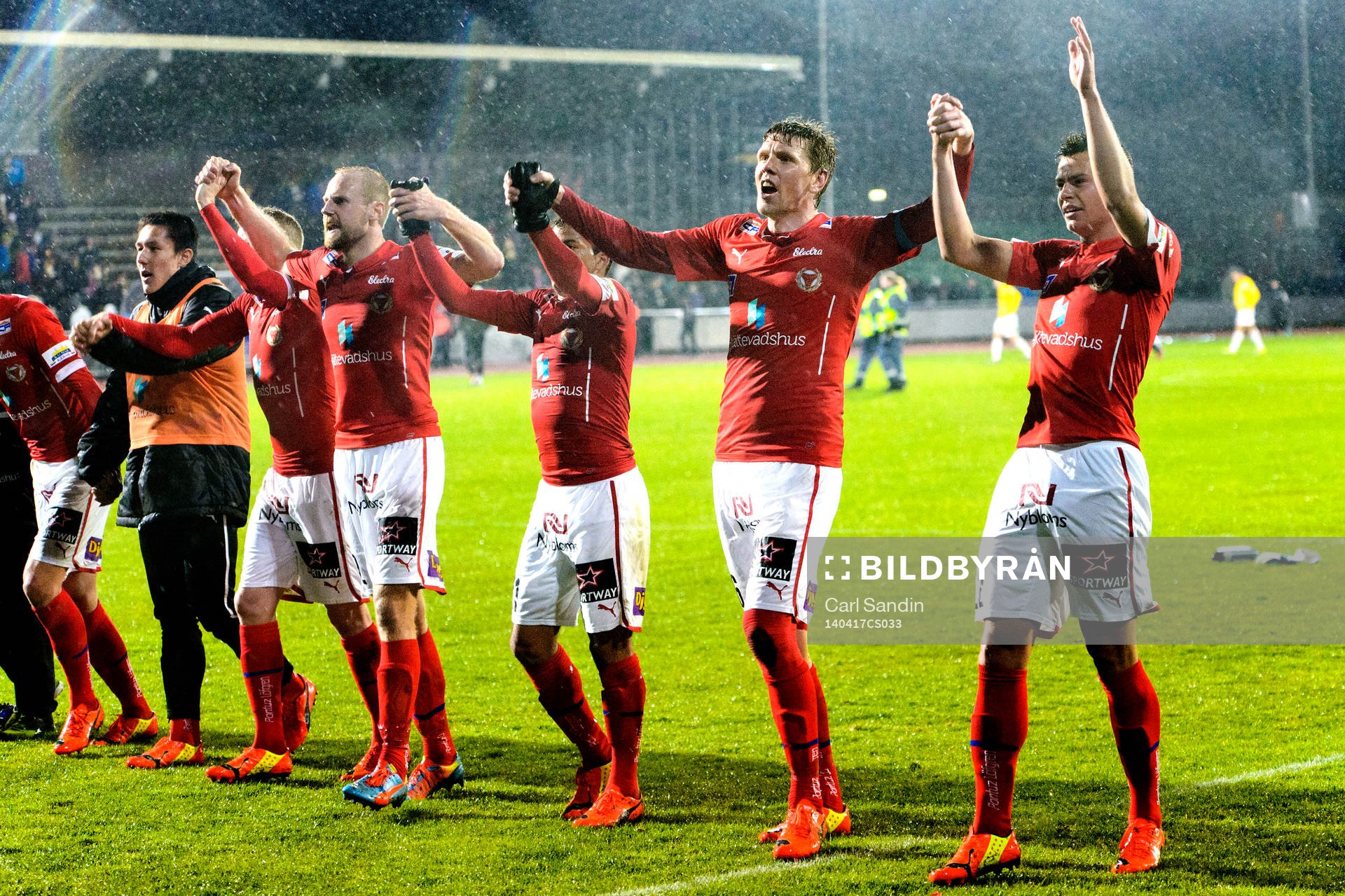 Kalmar jublar och tackar publiken efter fotbollsmatchen i Allsvenskan mellan Falkenberg och Kalmar den 17 april 2014 i Falkenberg.