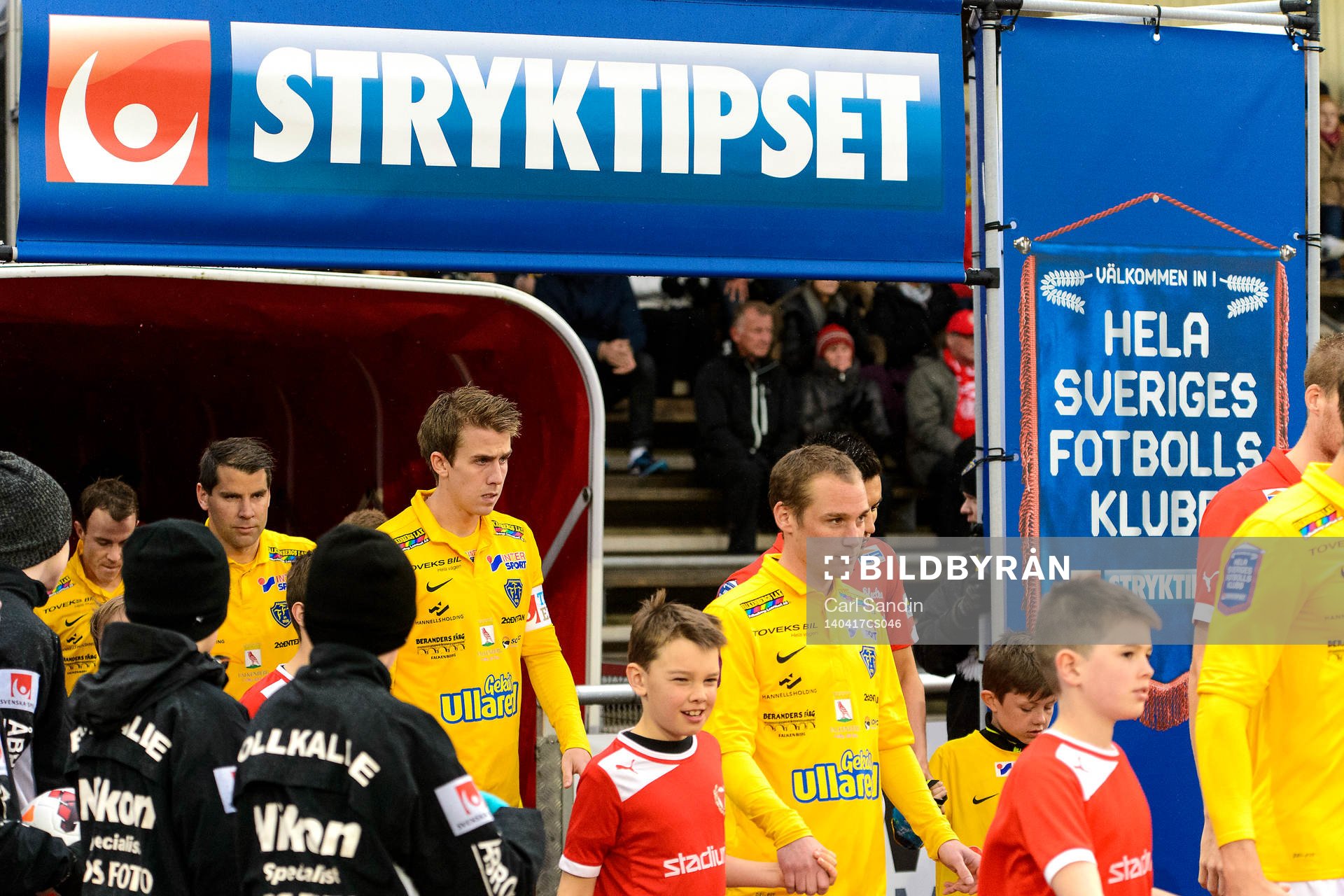 Spelarna går ut till planen innan fotbollsmatchen i