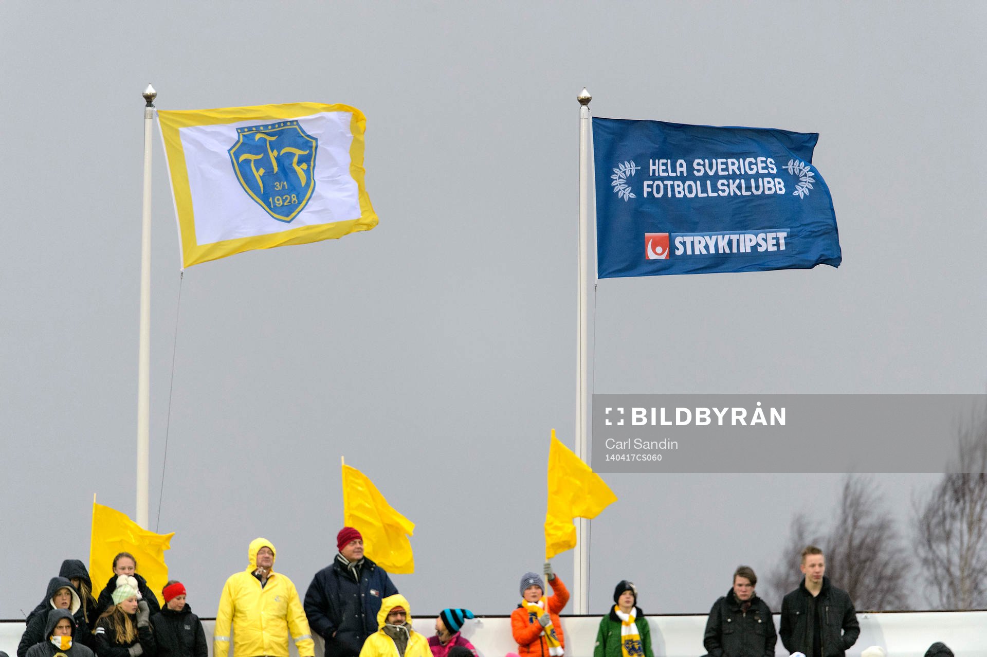 En flagga med Falkenbergs emblem och en flagga från