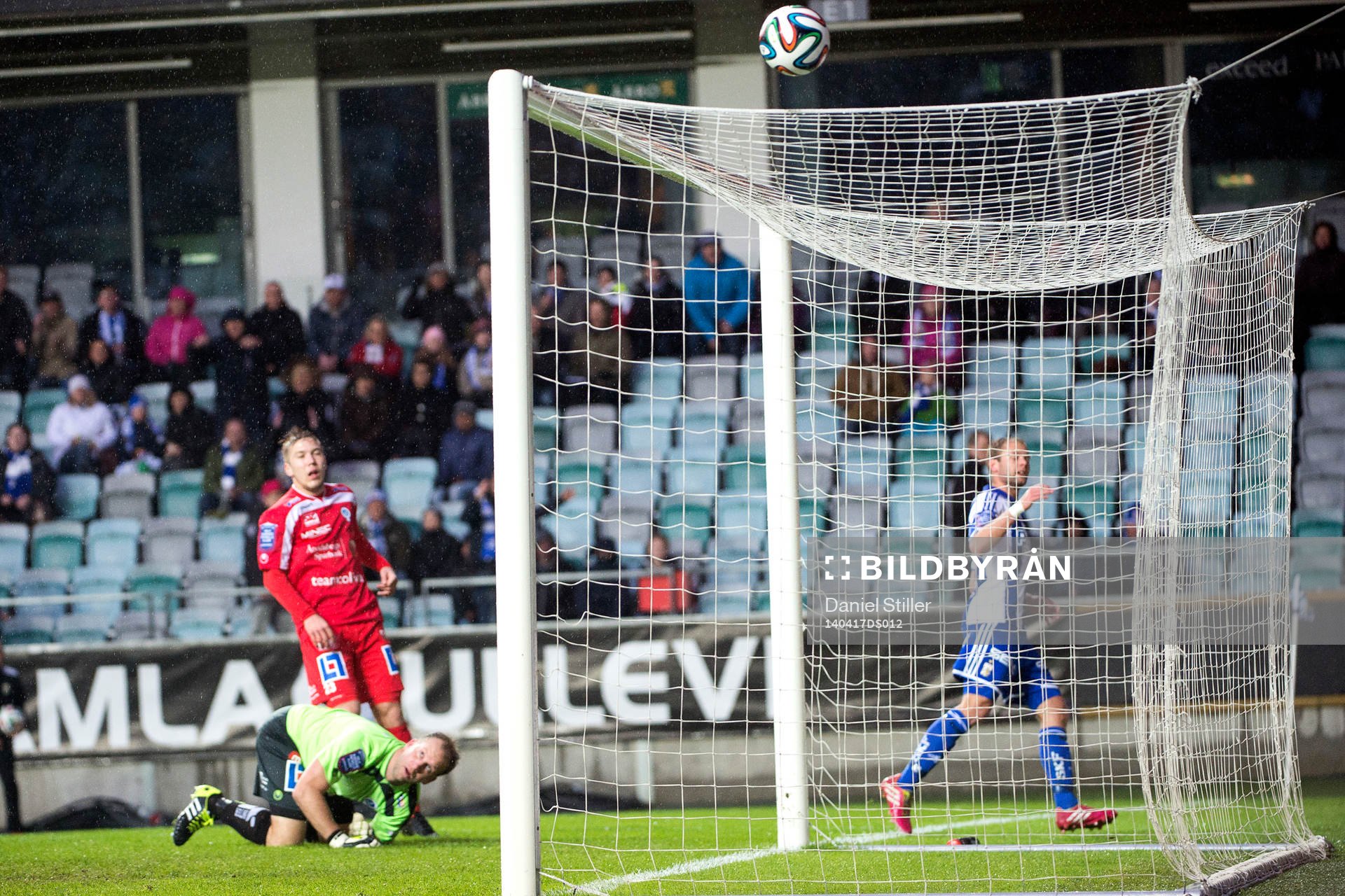 IFK Göteborgs Robin Söder lägger en boll strax över