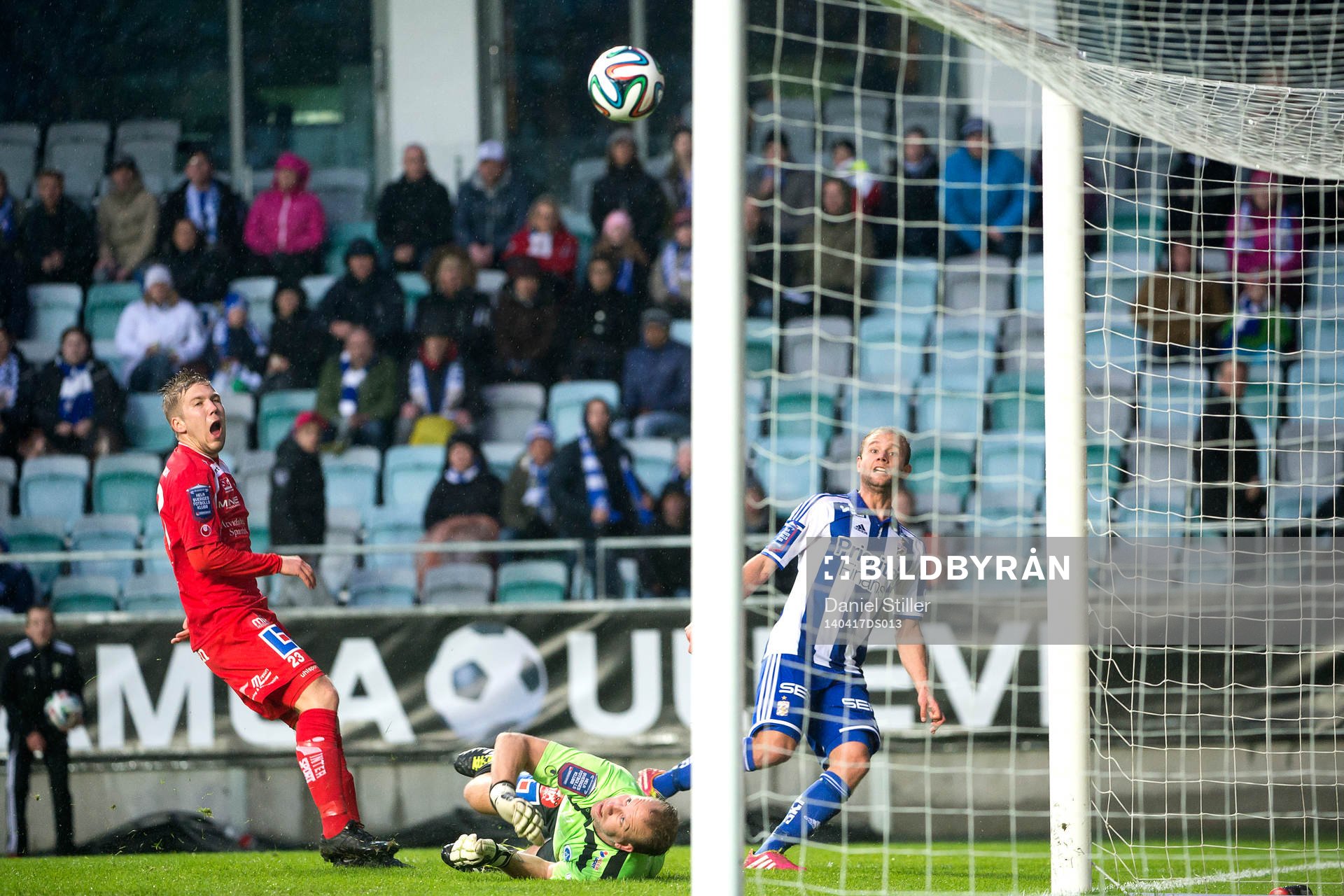 IFK Göteborgs Robin Söder lägger en boll strax över