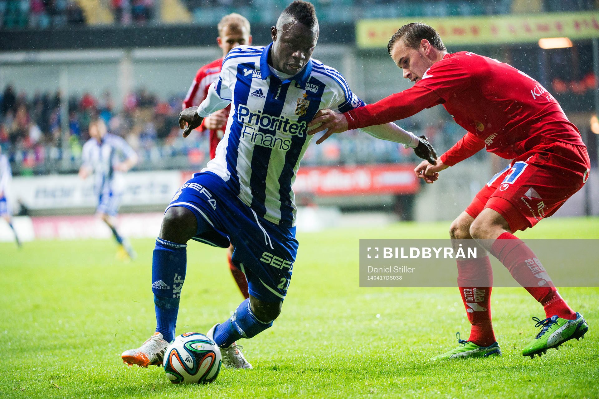 IFK Göteborgs Malick Mané i kamp med Åtvidabergs Månz Karlsson under fotbollsmatchen i Allsvenskan mellan IFK Göteborg och Åtvidaberg den 17 april 2014 i Göteborg.
