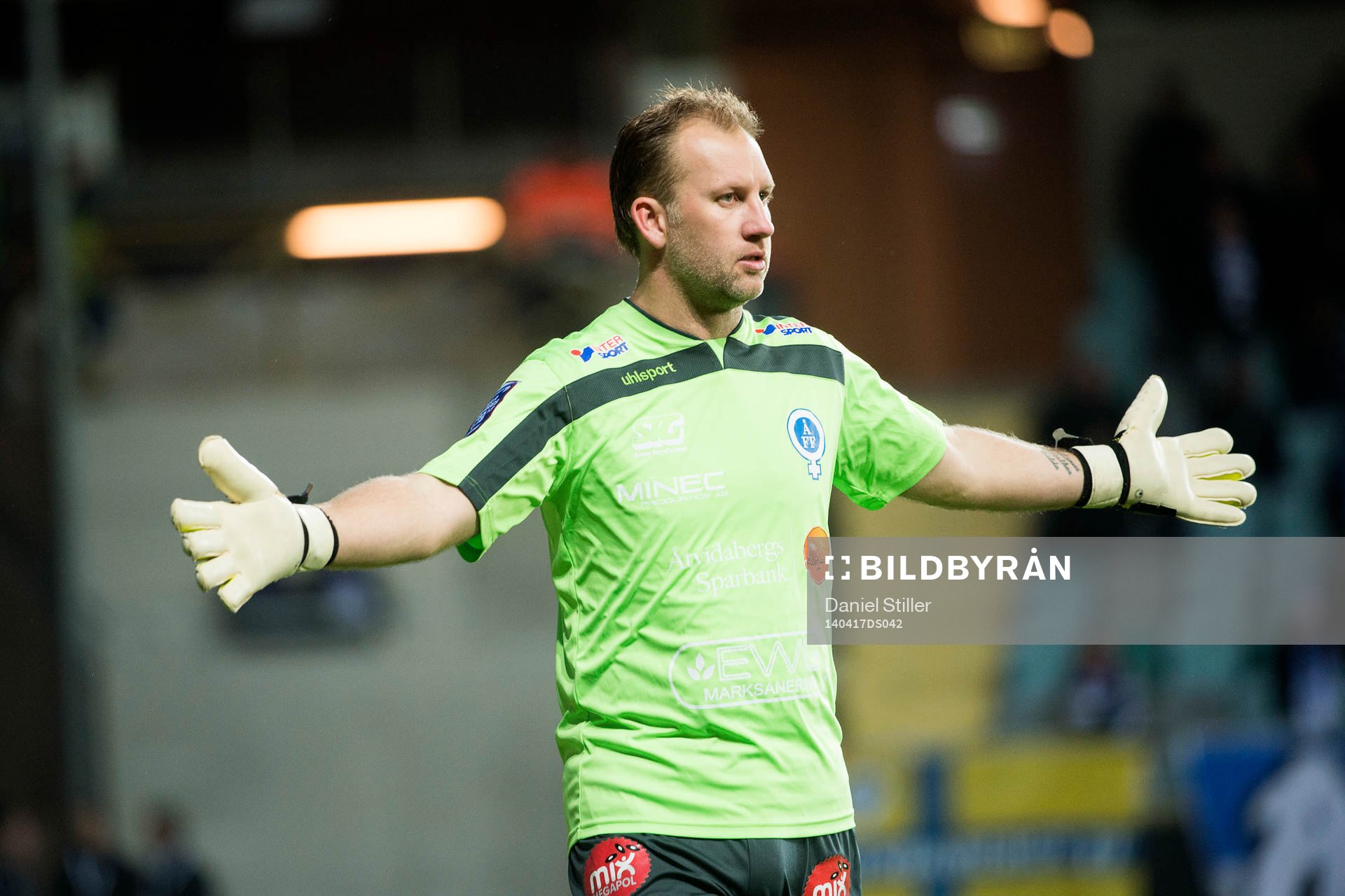 Åtvidabergs målvakt Henrik Gustavsson slår ut med armarna