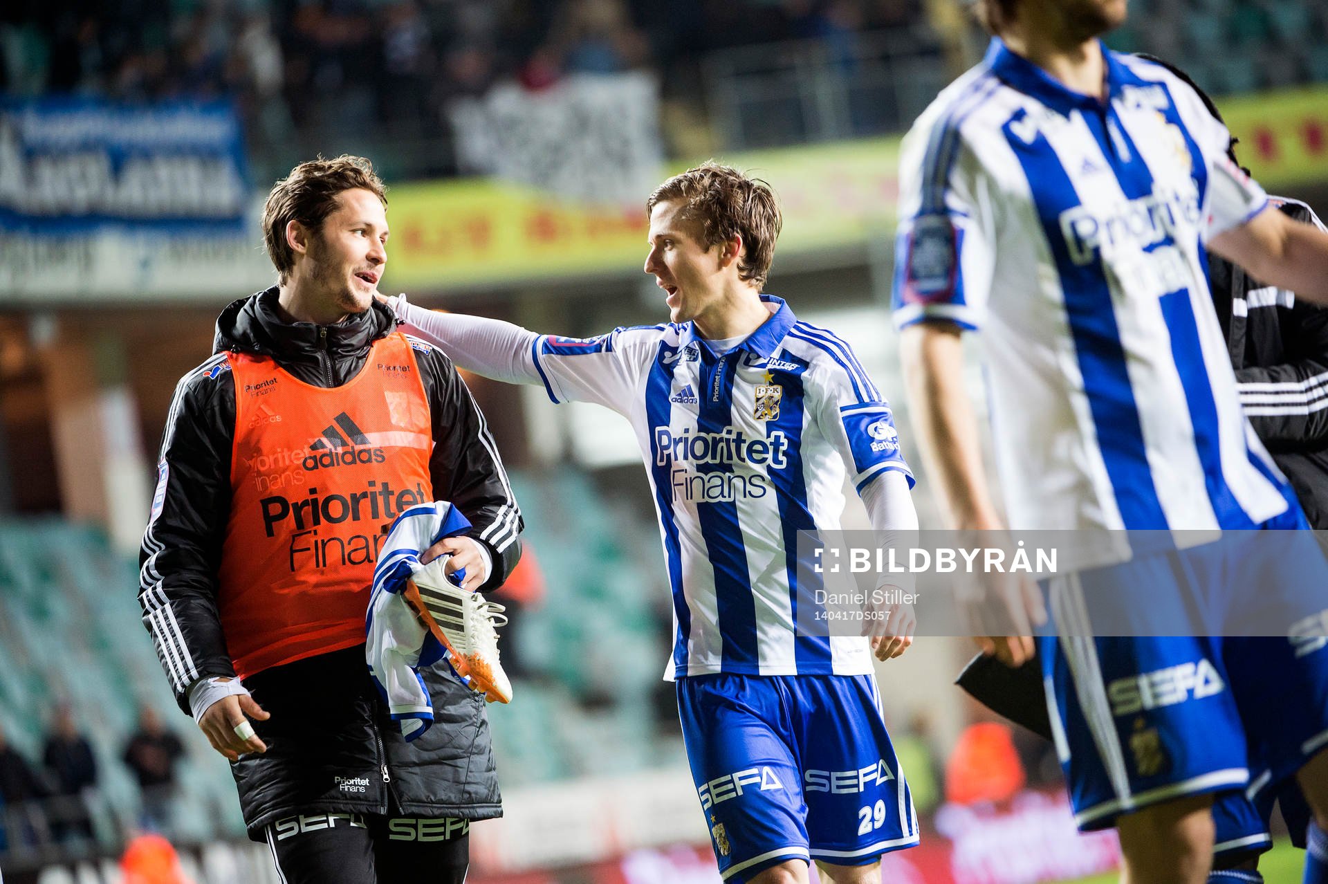 IFK Göteborgs Lasse Vibe klappar om Philip Haglund