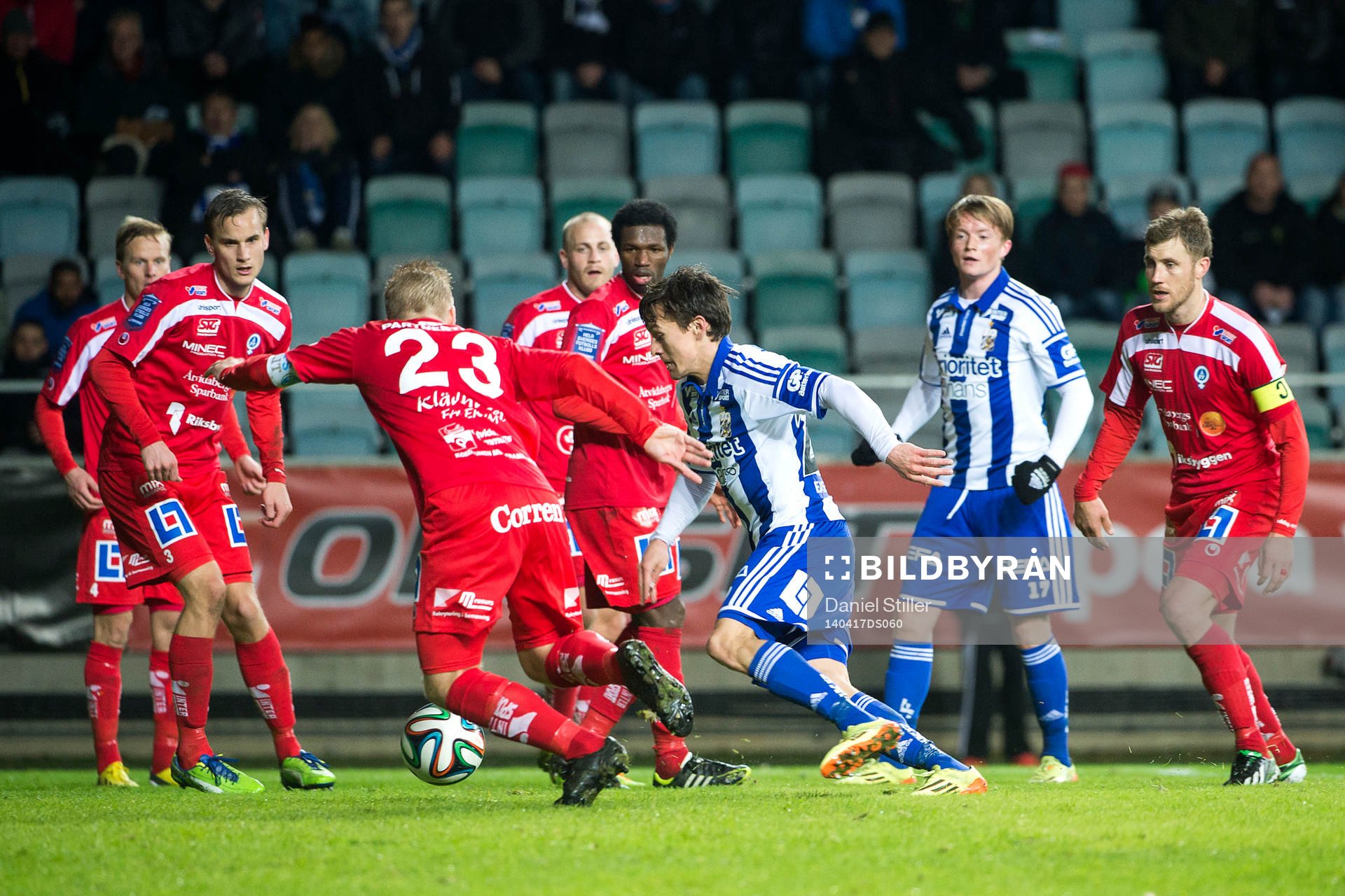 IFK Göteborgs Lasse Vibe har precis fått bollen av Sam