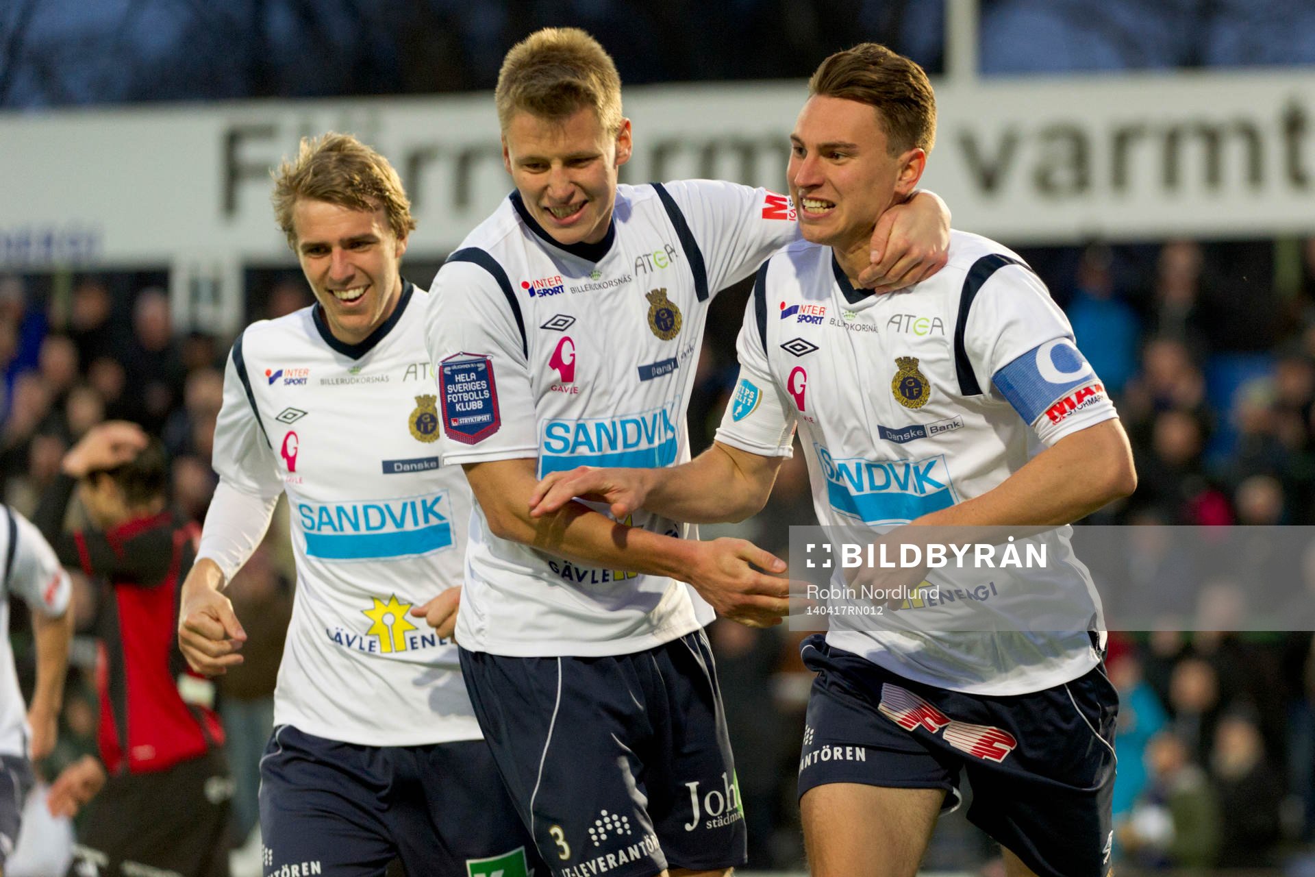 Johan Oremo och Jonas Olsson jublar med Marcus Hansson