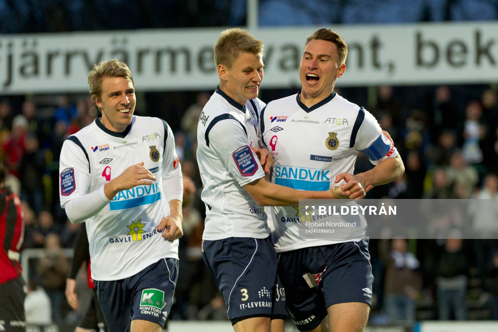 Johan Oremo och Jonas Olsson jublar med Marcus Hansson