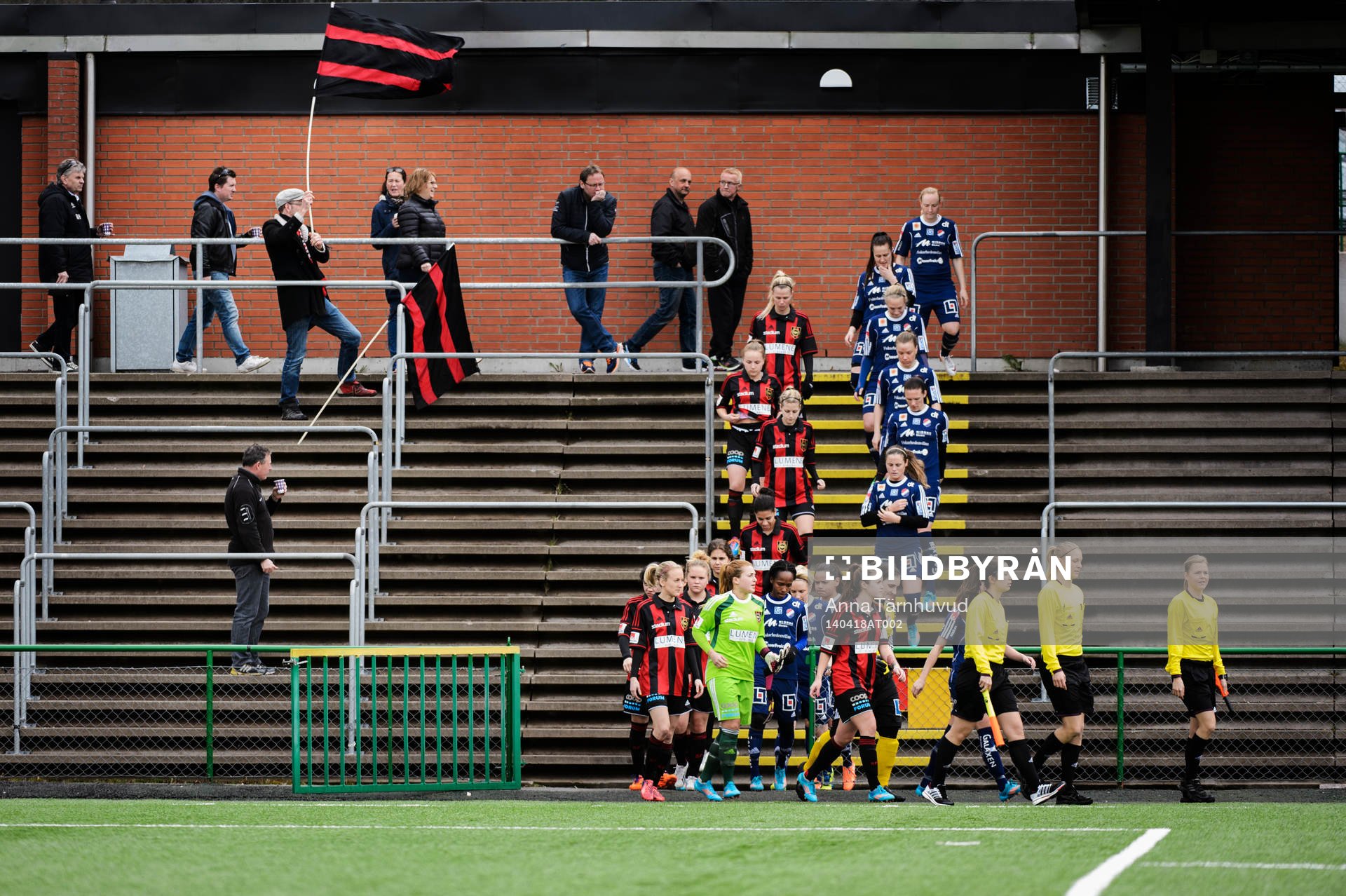 Brommapojkarnas spelare och Kvarnsvedens spelare går in