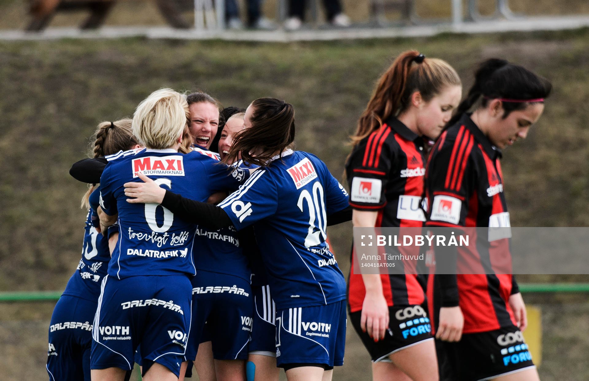 Kvarnsvedens spelare jublar och Brommapojkarnas spelare