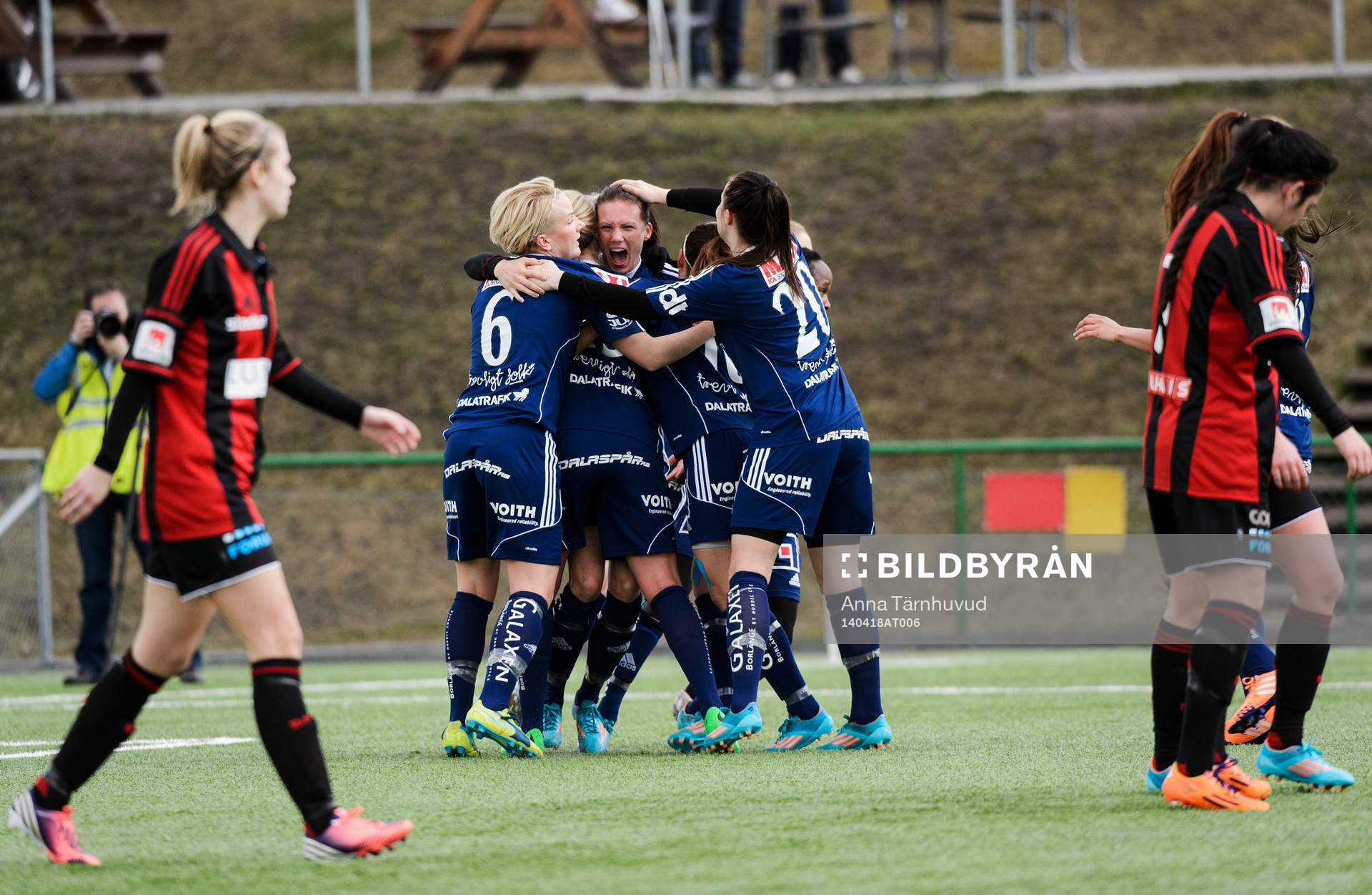 Kvarnsvedens spelare jublar och Brommapojkarnas spelare