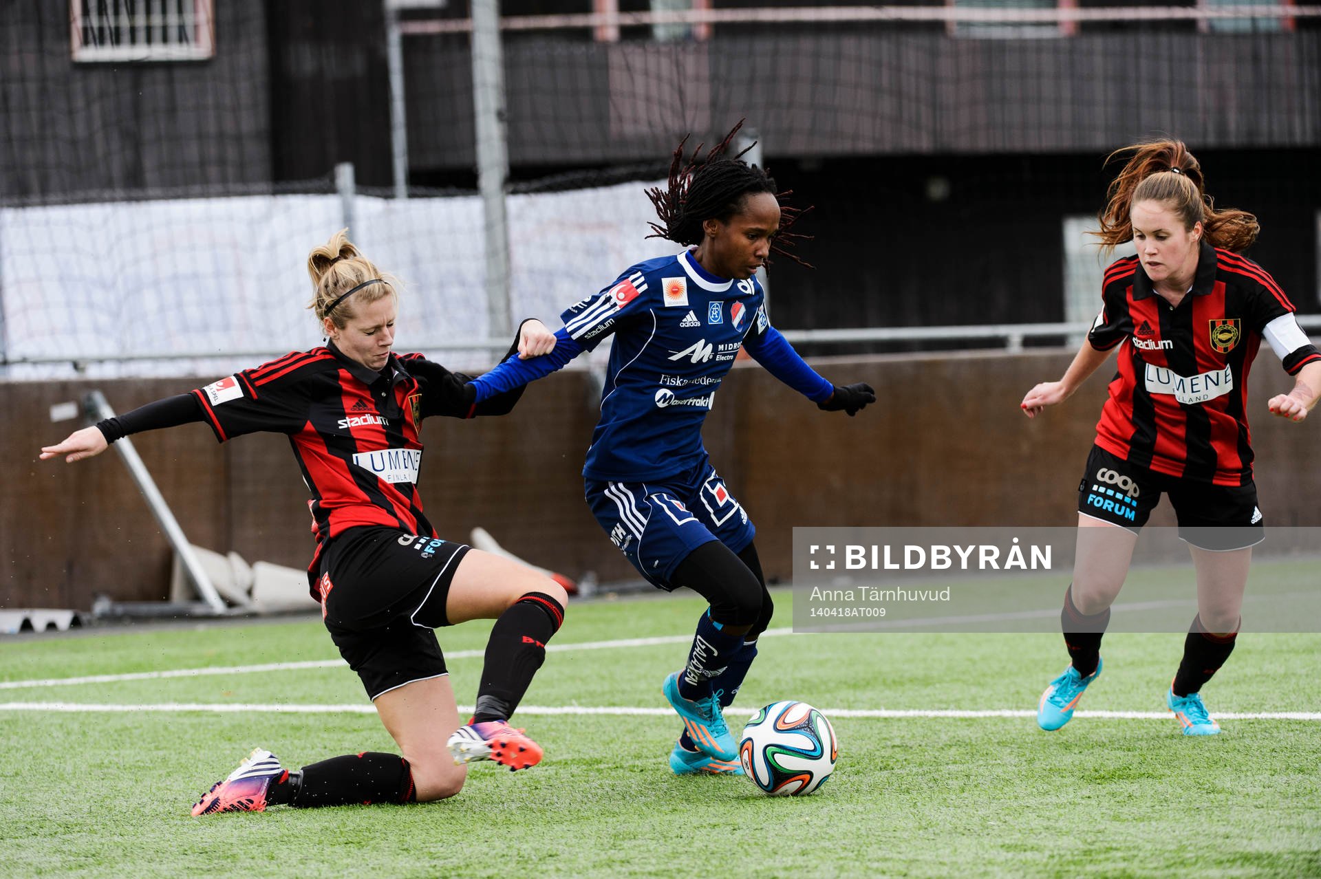 Kvarnsvedens Darcel Mollon i närkamp med Brommapojkarnas Emelie Brodin och Sandra Lindkvist under fotbollsmatchen i elitettan mellan Brommapojkarna och Kvarnsveden den 18 april 2014.