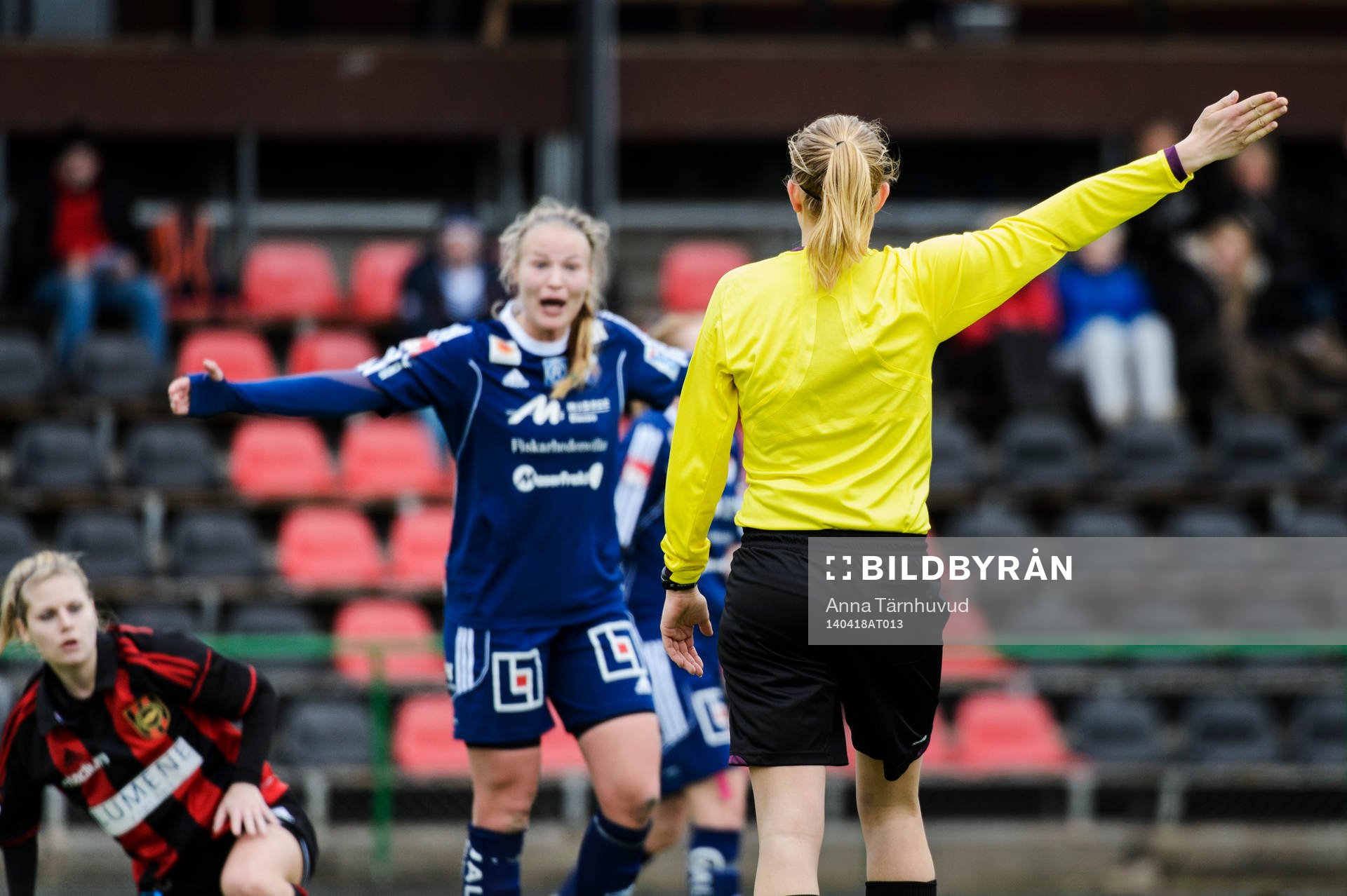 Kvarnsvedens Julia Strahl får frispark mot sig när hon