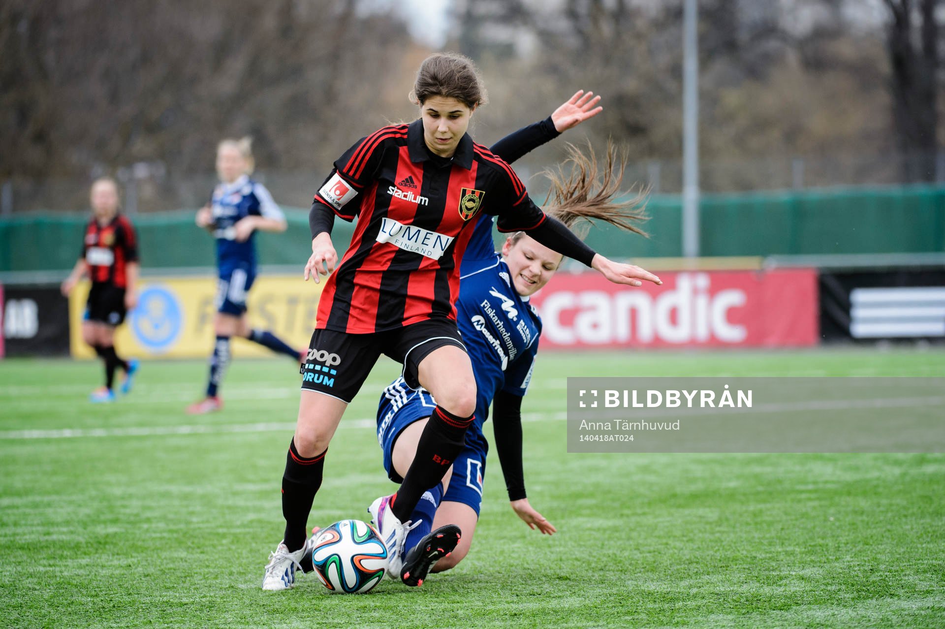 Brommapojkarnas Julia Olsson i närkamp med Kvarnsvedens Lisa Lind under fotbollsmatchen i elitettan mellan Brommapojkarna och Kvarnsveden den 18 april 2014.