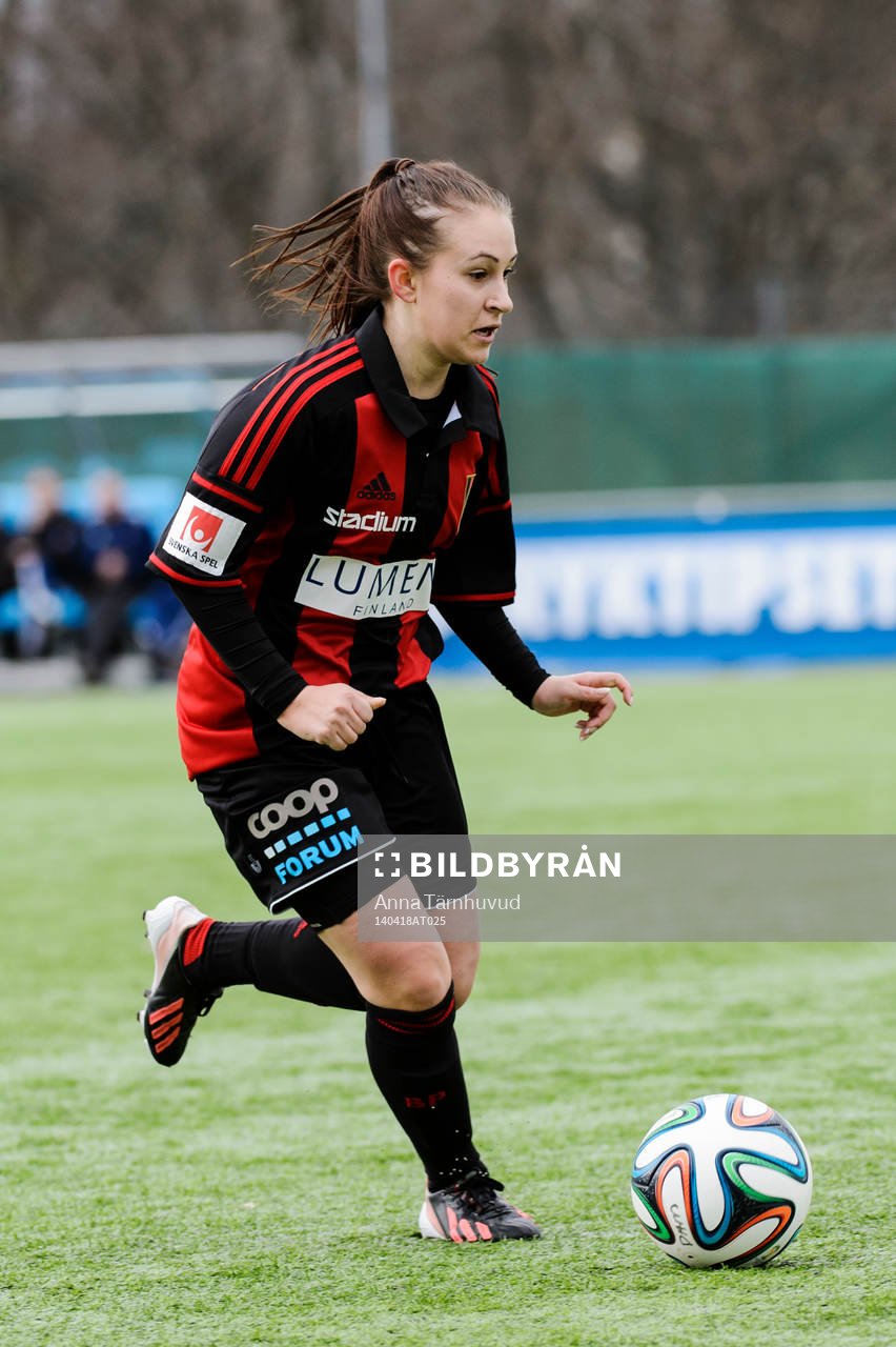 Brommapojkarnas Sandra Lund under fotbollsmatchen i elitettan mellan Brommapojkarna och Kvarnsveden den 18 april 2014.