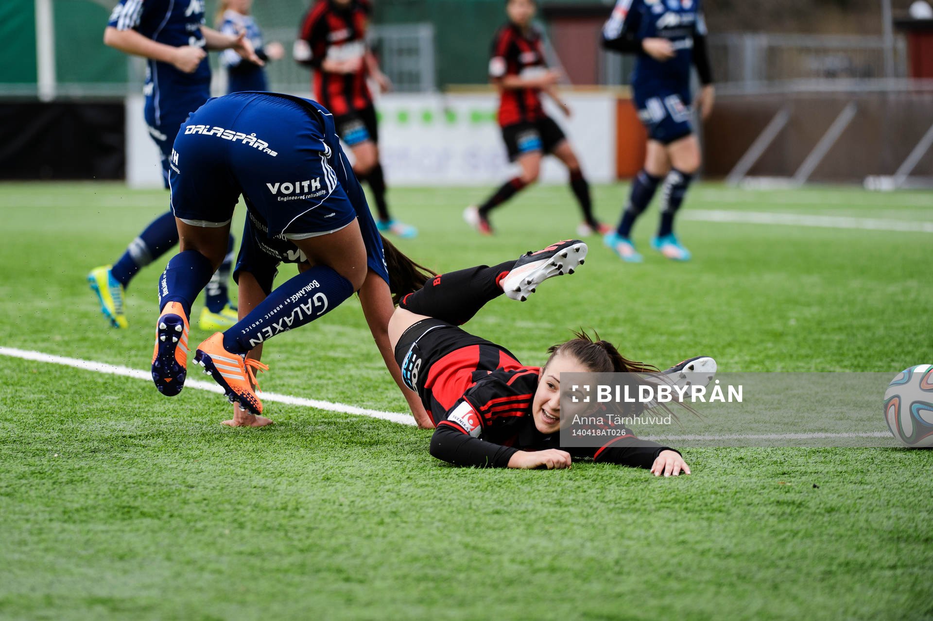 Kvarnsvedens Sabrina Henriksson fäller Brommapojkarnas Sandra Lund under fotbollsmatchen i elitettan mellan Brommapojkarna och Kvarnsveden den 18 april 2014.