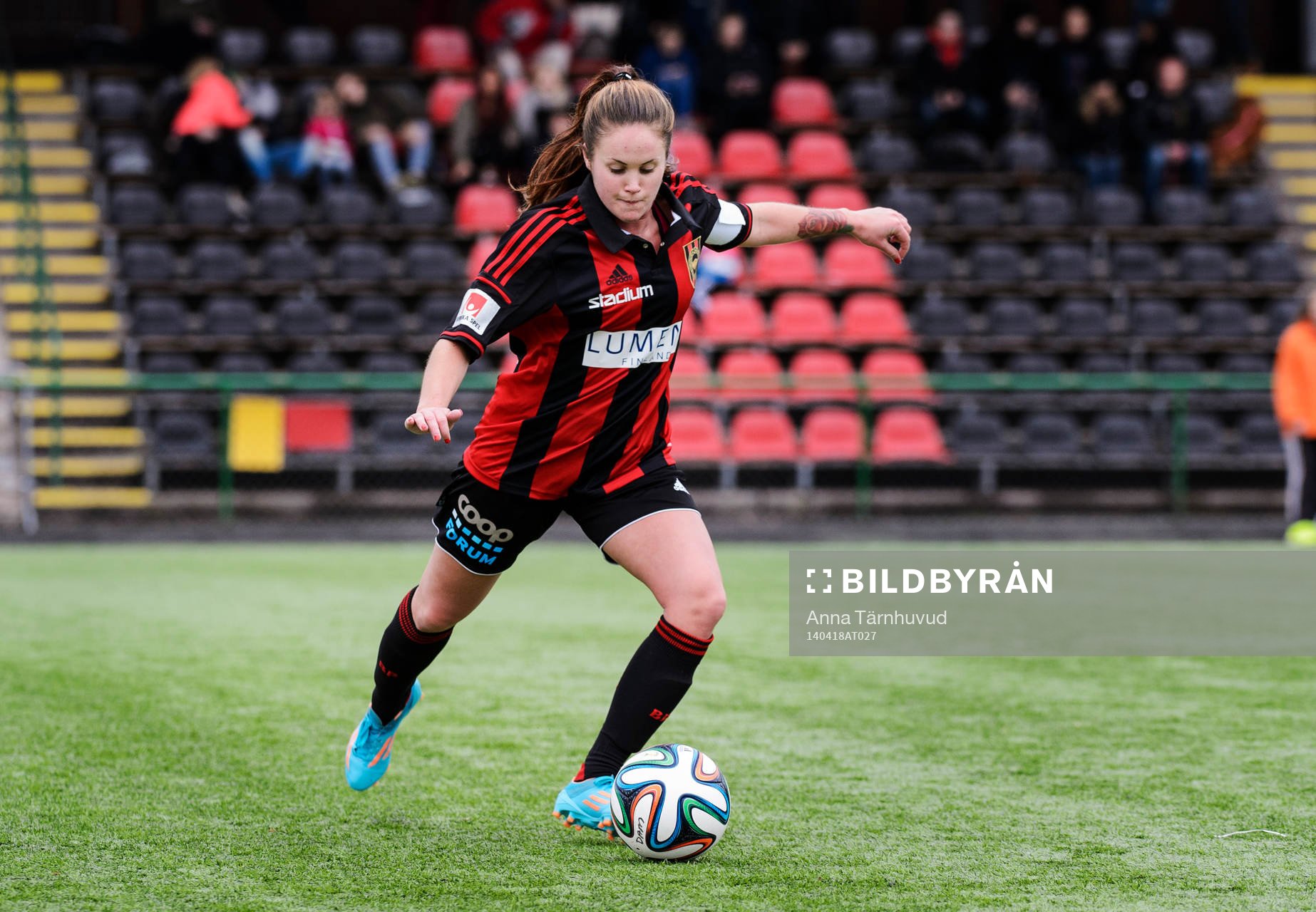 Brommapojkarnas Sandra Lindkvist under fotbollsmatchen i elitettan mellan Brommapojkarna och Kvarnsveden den 18 april 2014.