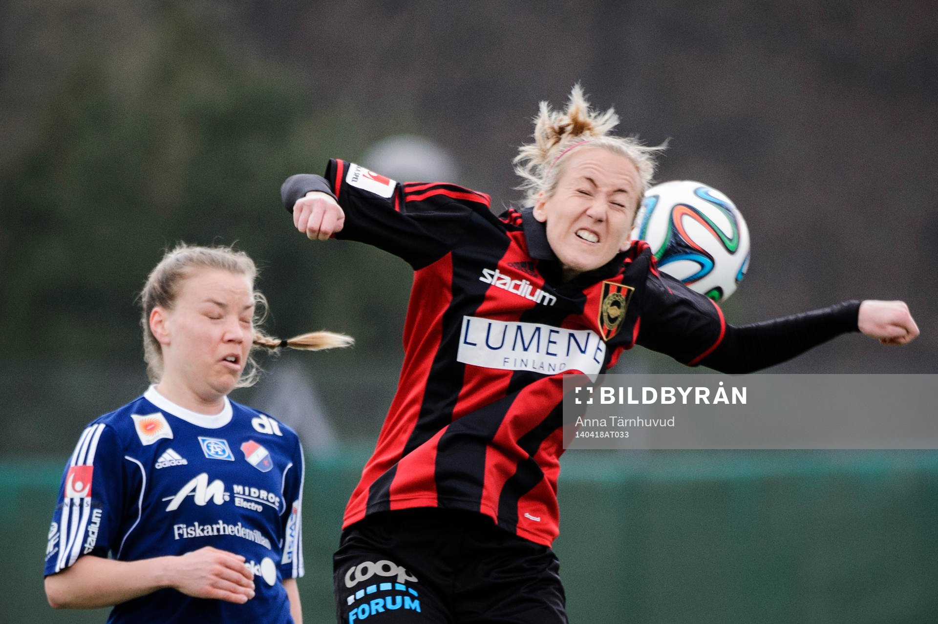 Kvarnsvedens Jenny Svennefeldt och Brommapojkarnas Sanna Norlander i nickduell under fotbollsmatchen i elitettan mellan Brommapojkarna och Kvarnsveden den 18 april 2014.