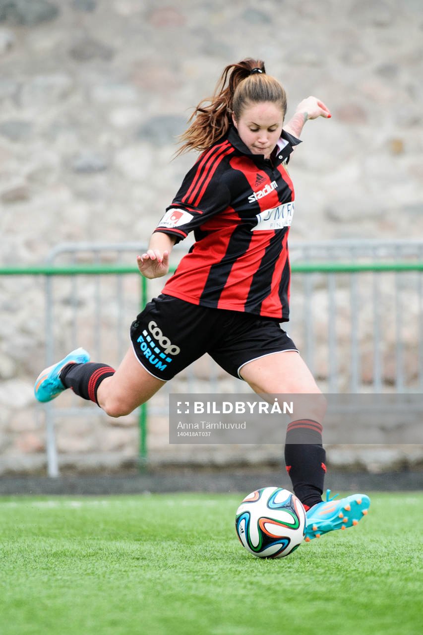 Brommapojkarnas Sandra Lindkvist under fotbollsmatchen i elitettan mellan Brommapojkarna och Kvarnsveden den 18 april 2014.