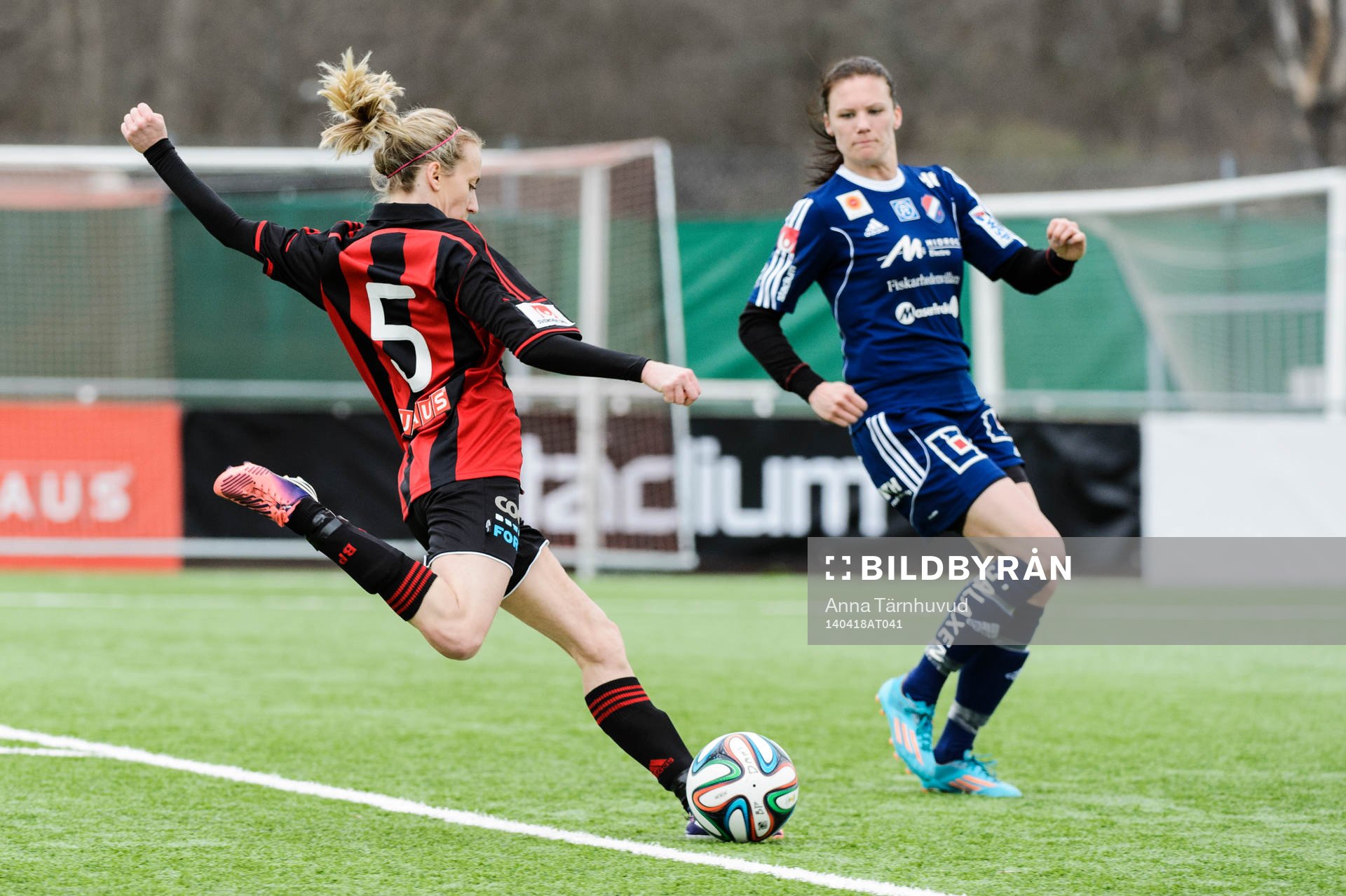 Brommapojkarnas Sanna Norlander och Kvarnsvedens Lisa Grönborg under fotbollsmatchen i elitettan mellan Brommapojkarna och Kvarnsveden den 18 april 2014.