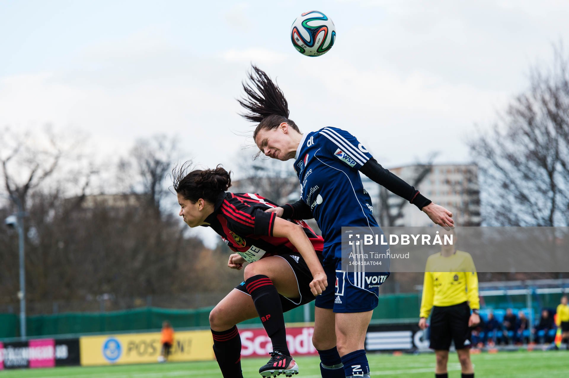 Brommapojkarnas Tempest-Marie Norlin och Kvarnsvedens Lisa Grönborg i nickduell under fotbollsmatchen i elitettan mellan Brommapojkarna och Kvarnsveden den 18 april 2014.