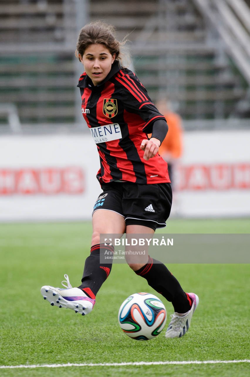 Brommapojkarnas Julia Olsson under fotbollsmatchen i elitettan mellan Brommapojkarna och Kvarnsveden den 18 april 2014.