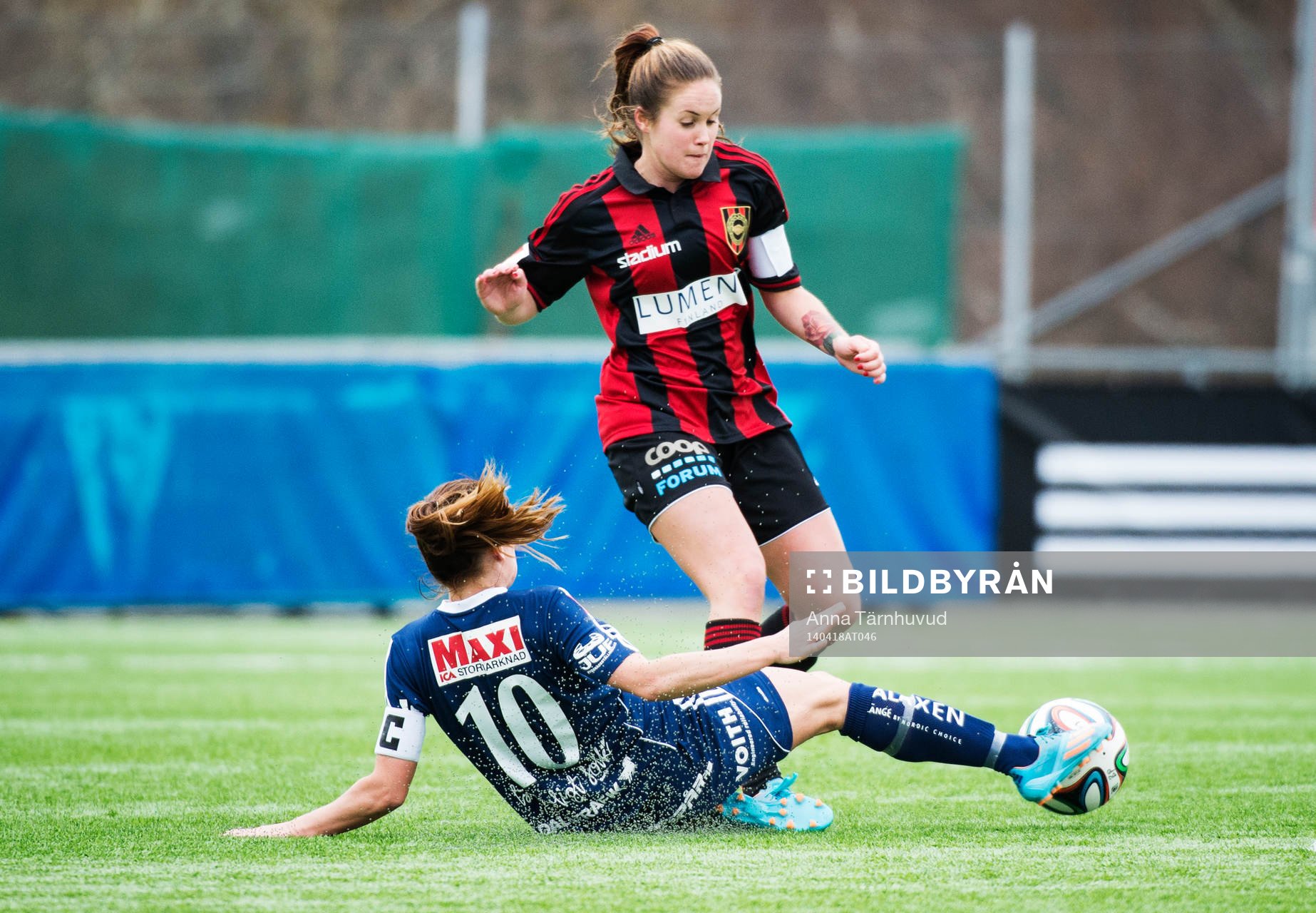 Kvarnsvedens Jennifer Jonasson bryter bollen för Brommapojkarnas Sandra Lindkvist under fotbollsmatchen i elitettan mellan Brommapojkarna och Kvarnsveden den 18 april 2014.