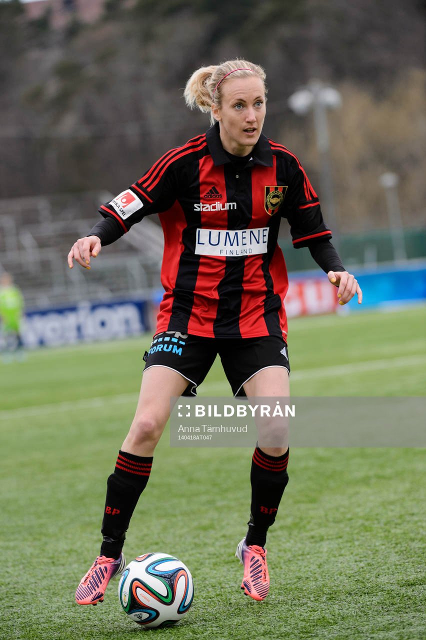 Brommapojkarnas Sanna Norlander under fotbollsmatchen i elitettan mellan Brommapojkarna och Kvarnsveden den 18 april 2014.