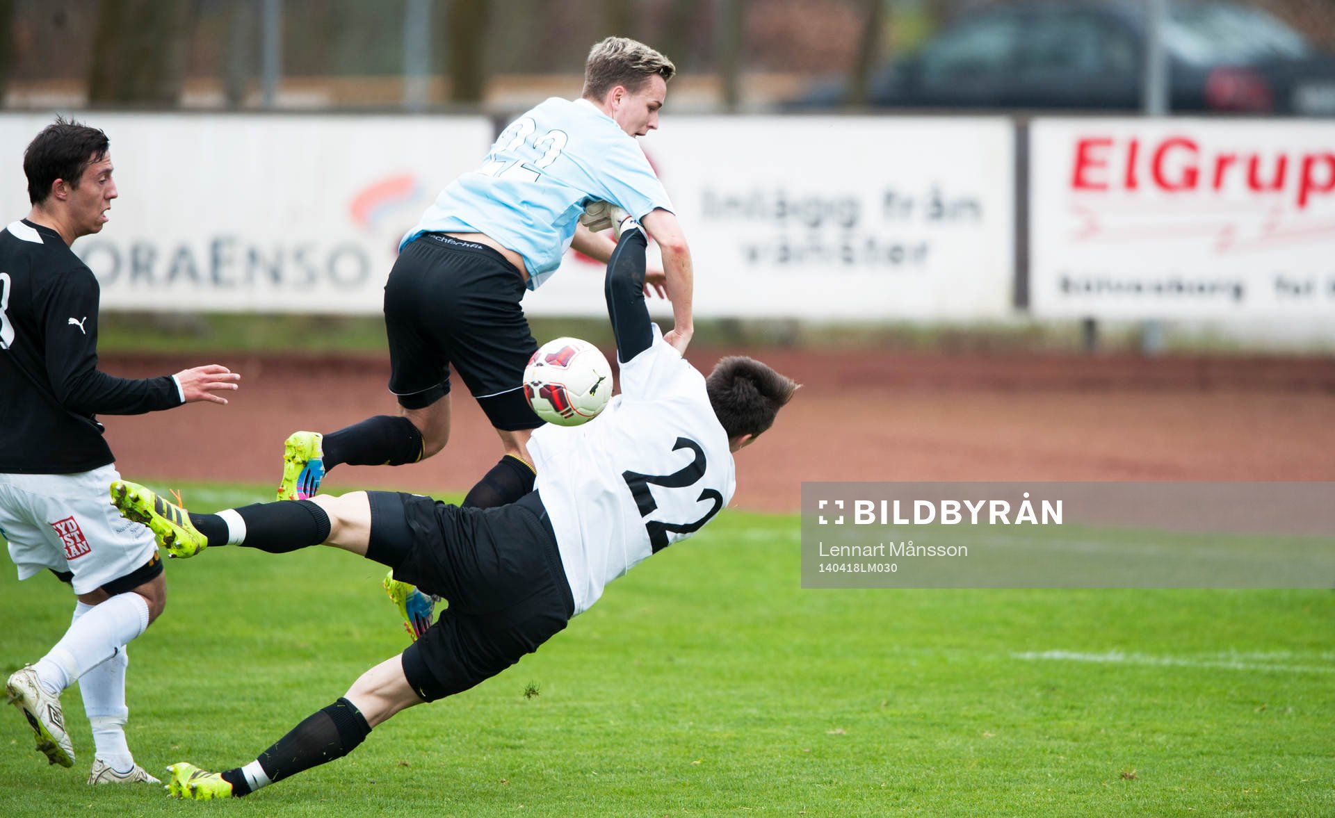 Hässleholms Danny Gunnarsson mot Sölvesborgs målvakt i