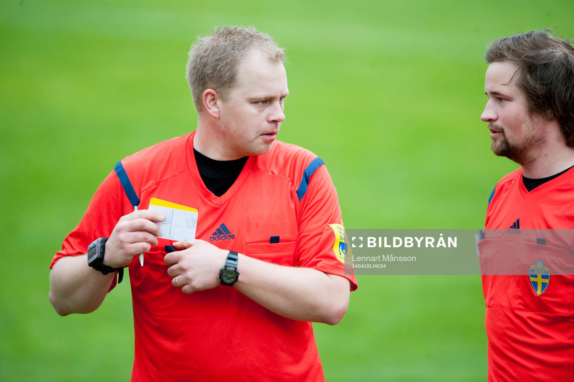 Domaren Jimmie Andersson i matchen i div. 111 mellan