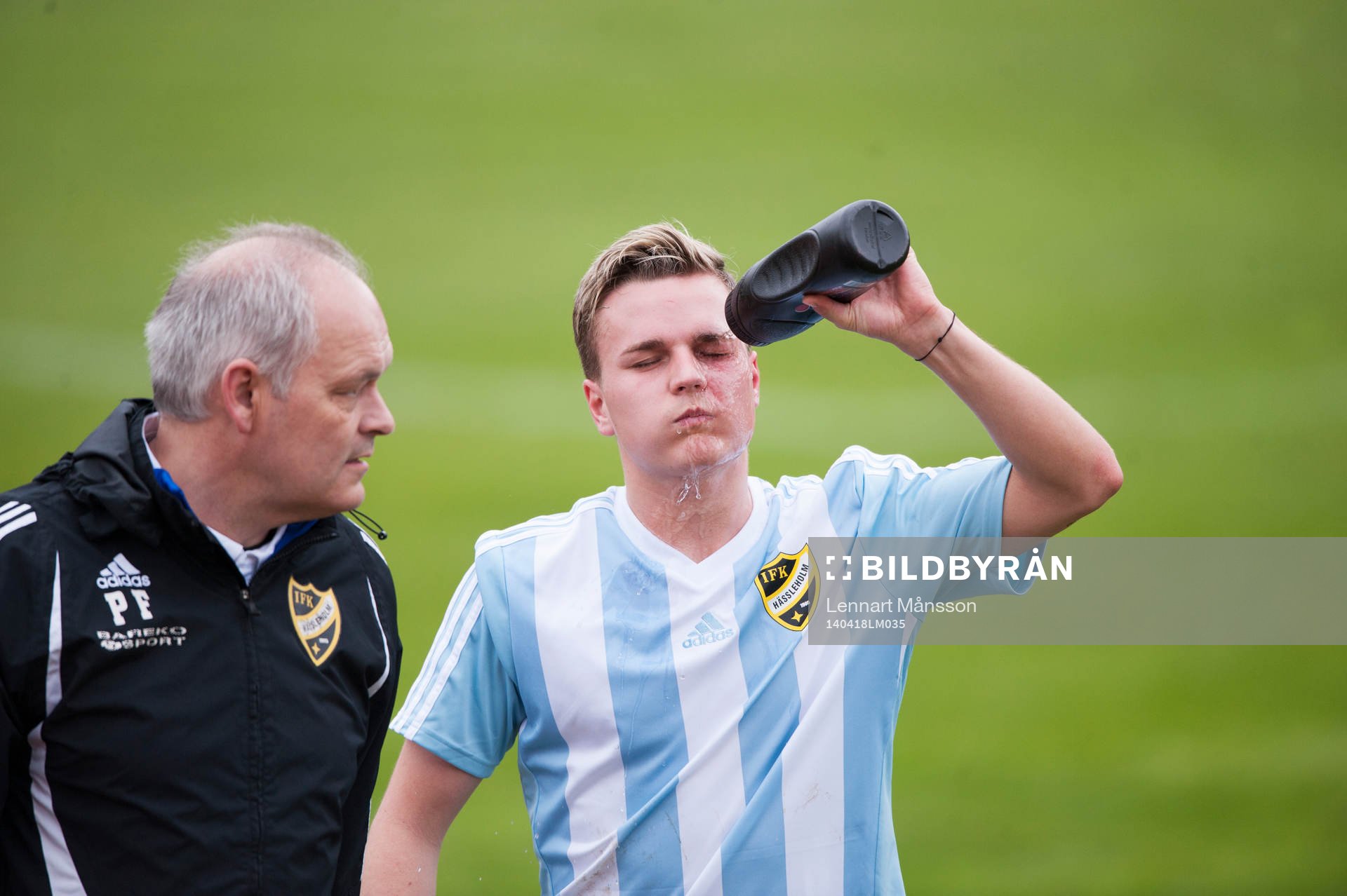 Hässleholms Danny Gunnarsson och lagledaren Jörgen Thurn i matchen i div. 111 mellan Sölvesborg och IFK Hässleholm i Sölvesborg 18 april 2014.