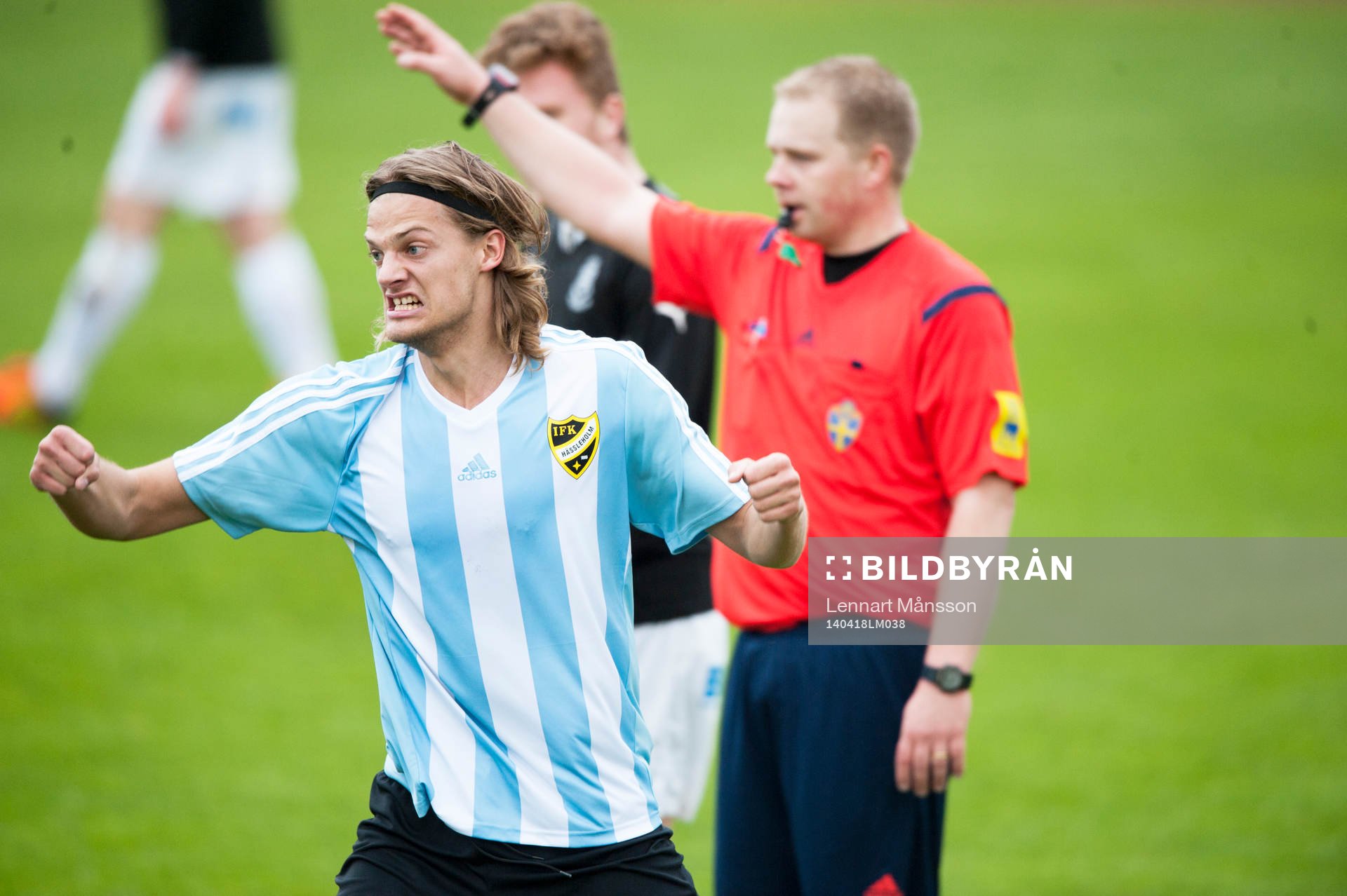 Hässleholms Linus Karlsson över domaren Jimmie Anderssons slutsignal i matchen i div. 111 mellan Sölvesborg och IFK Hässleholm i Sölvesborg 18 april 2014.