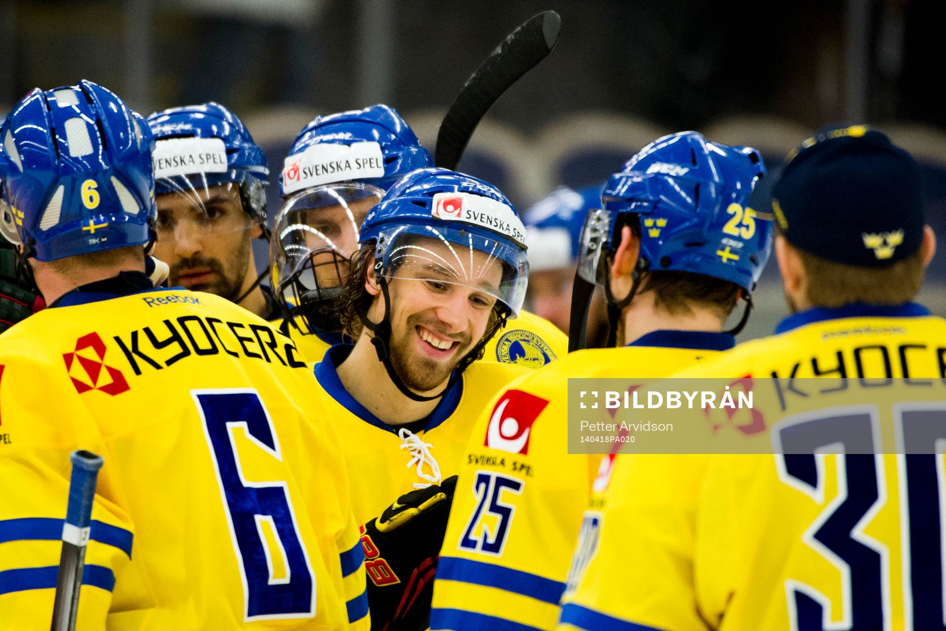 Sveriges Andreas Thuresson firar segern med laget