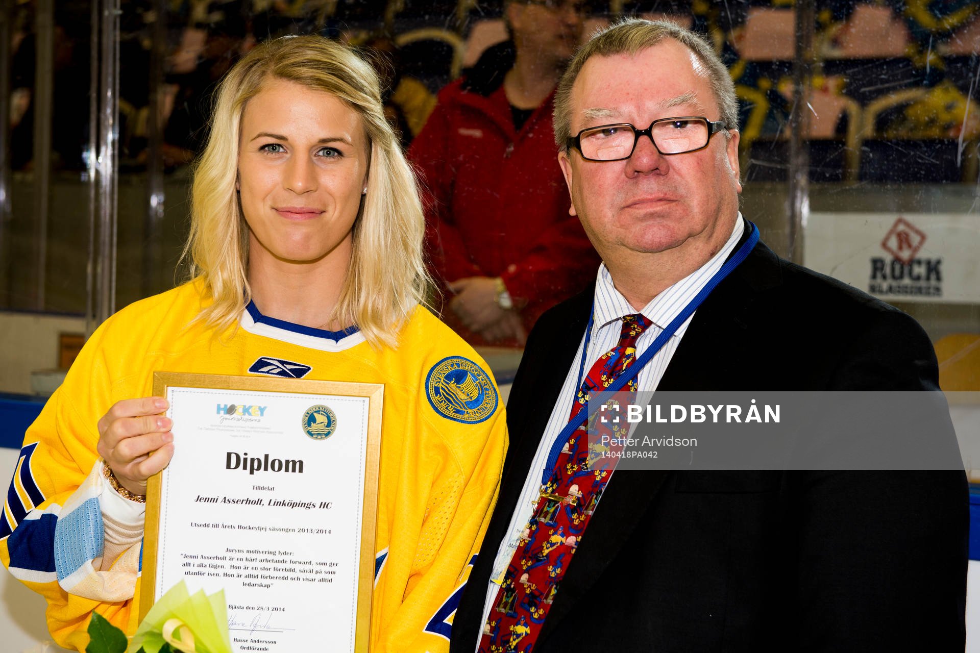 Jenni Asserholt får pris som årets spelare av Alf Karlsson