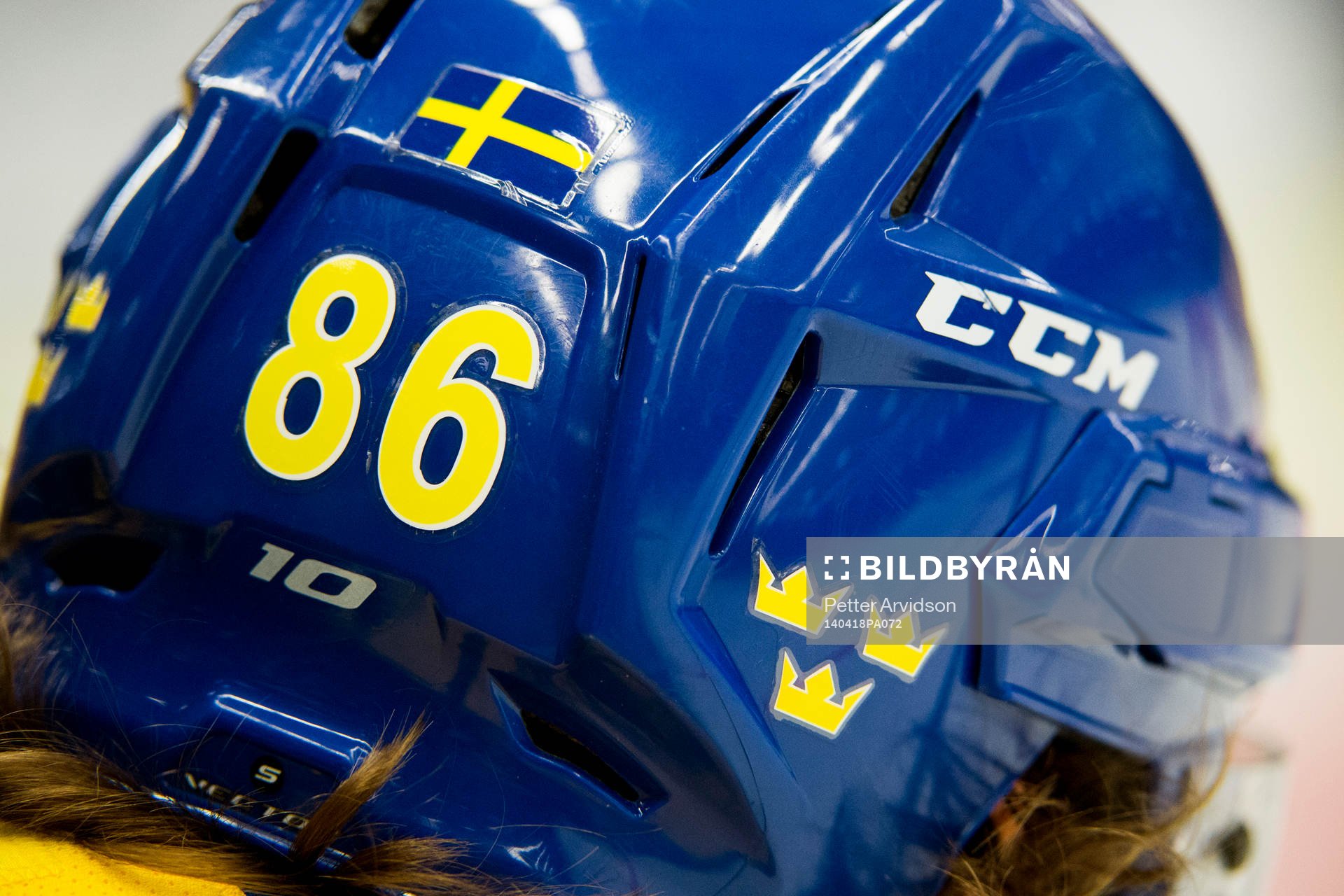 En hockeyhjälm med Tre kronor på