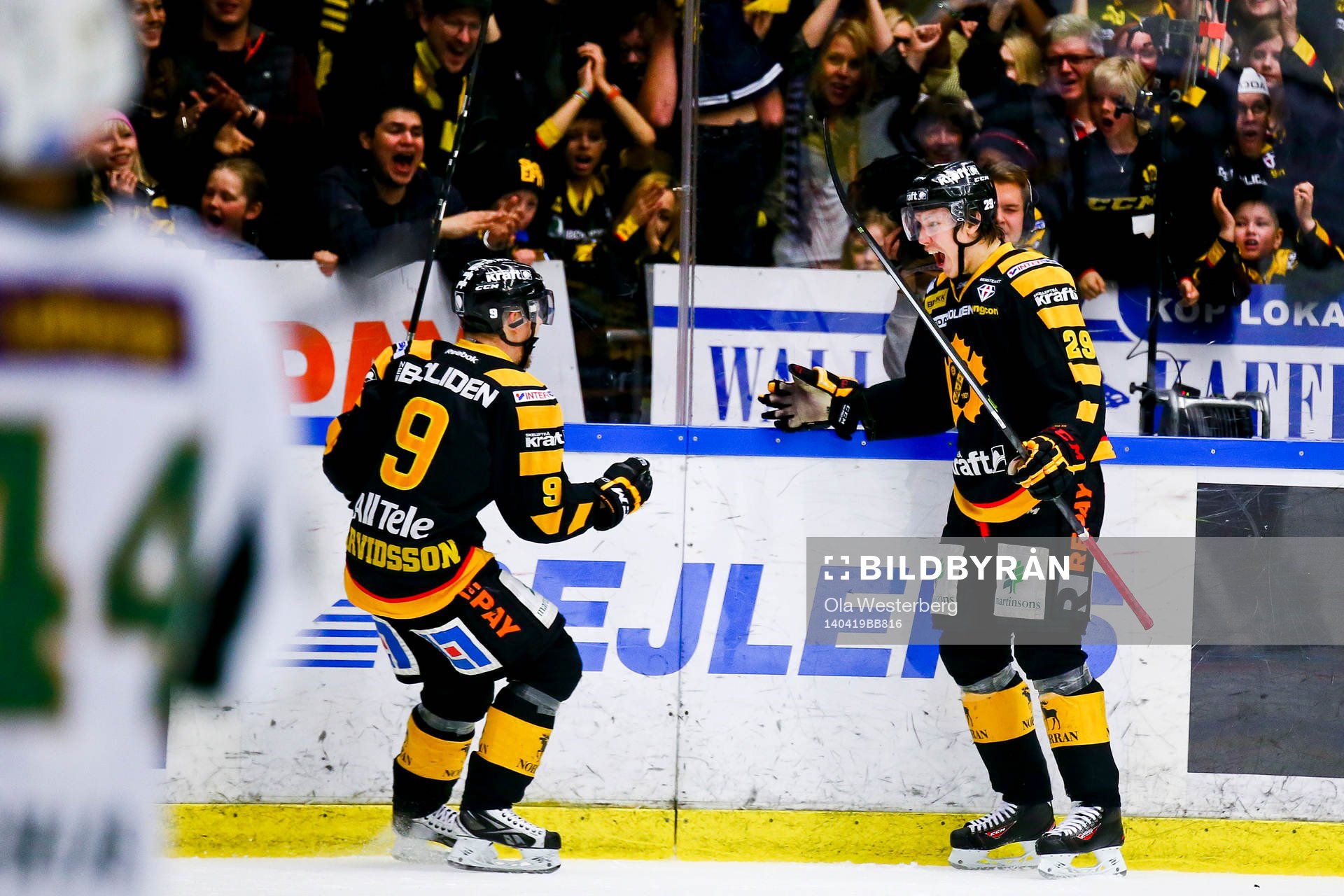 Skellefteås Oskar Sundqvist och Viktor Arvidsson jublar